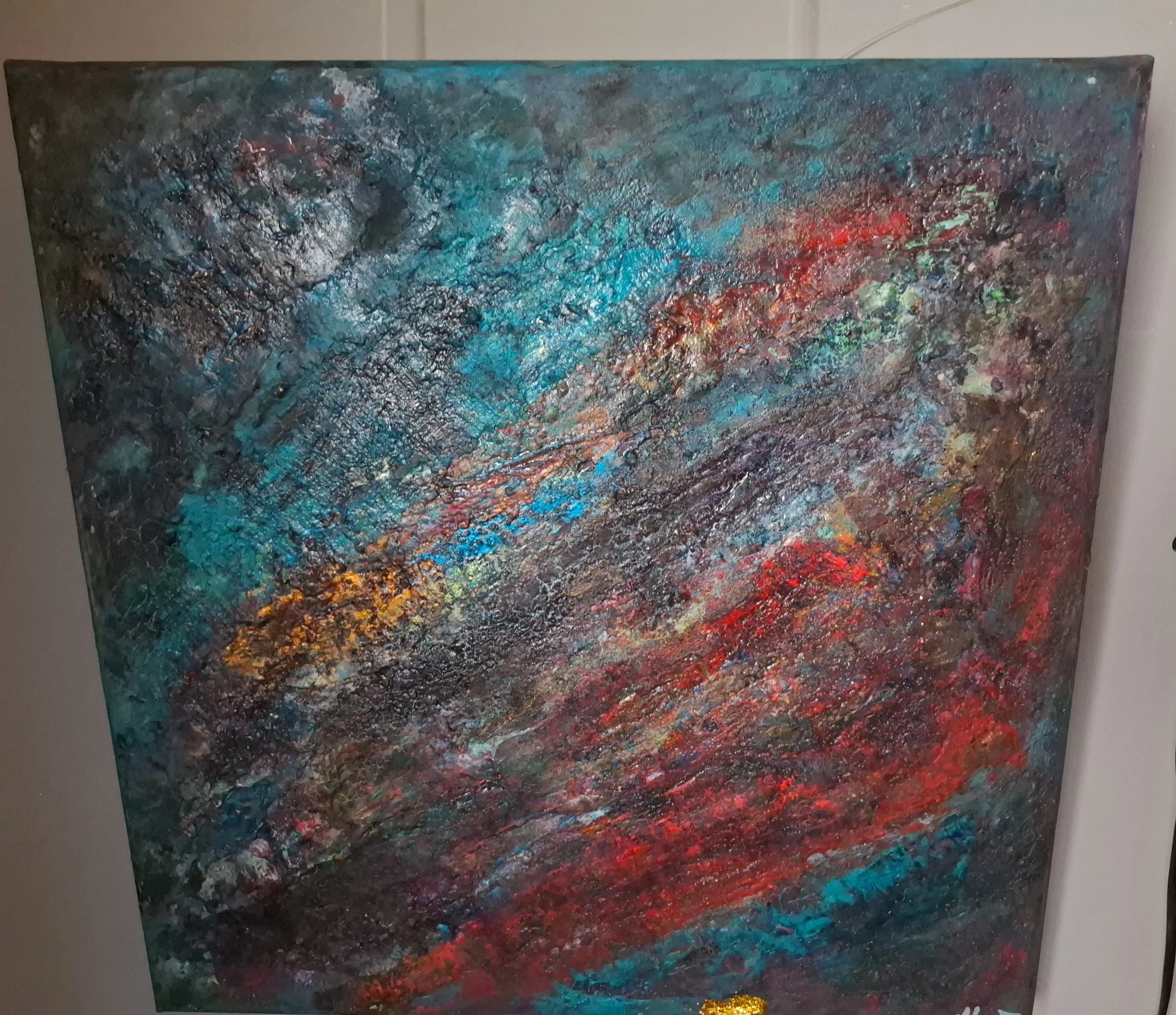 Abstraktes Gemälde mit bunten, dicken Farbschichten in Blau, Rot, Gold, Schwarz und Grün.