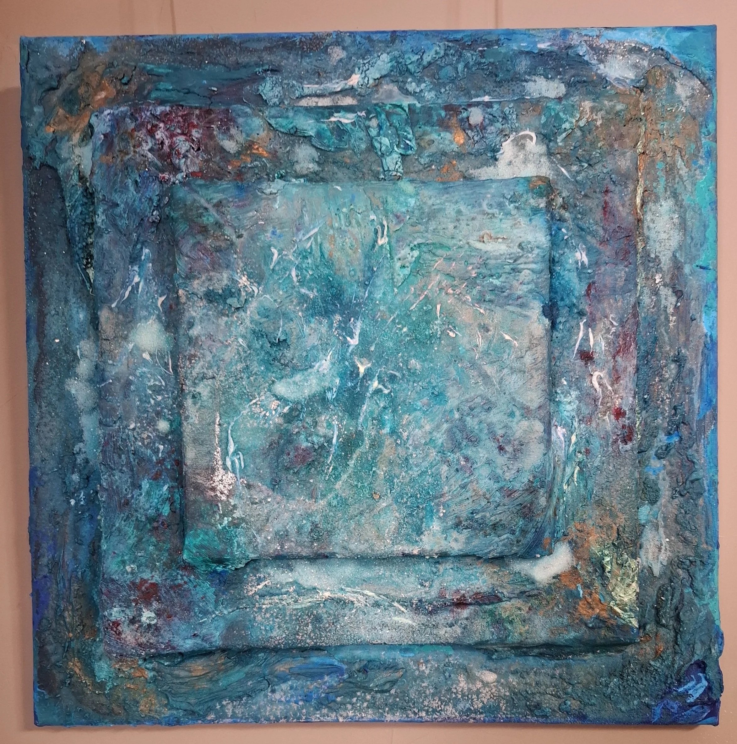 Abstraktes Gemälde mit verschiedenen Blautönen, weißen und goldfarbenen Akzenten.