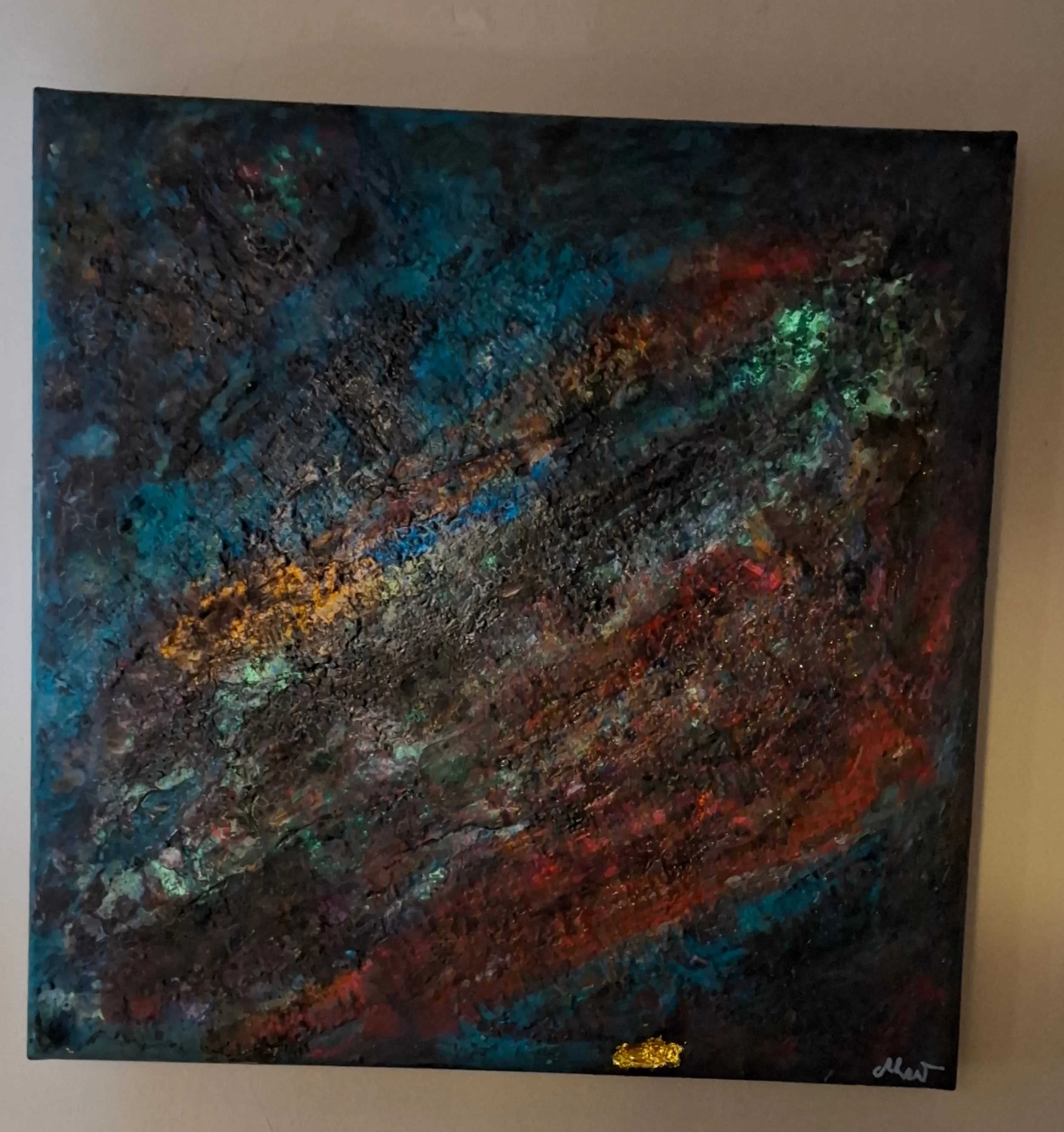 Abstraktes Gemälde mit bunten, erdigen Farben, hauptsächlich Blau, Rot, Schwarz, mit goldener Akzent in der unteren rechten Ecke, signiert.