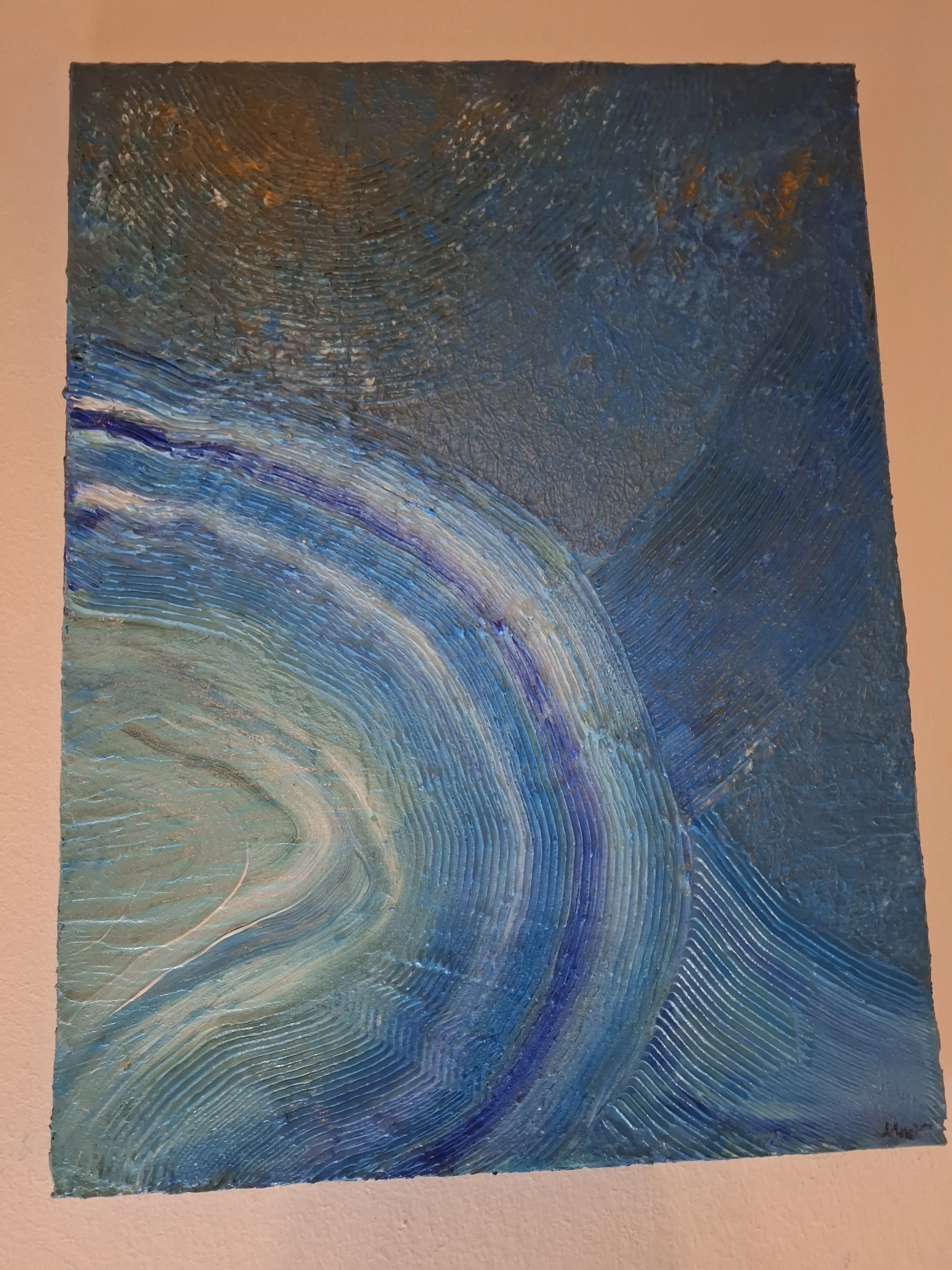 Abstraktes Gemälde in blauen, grünen, weißen und lila Farbtönen mit geschwungenen, gepinselten Linien auf einer Wand.