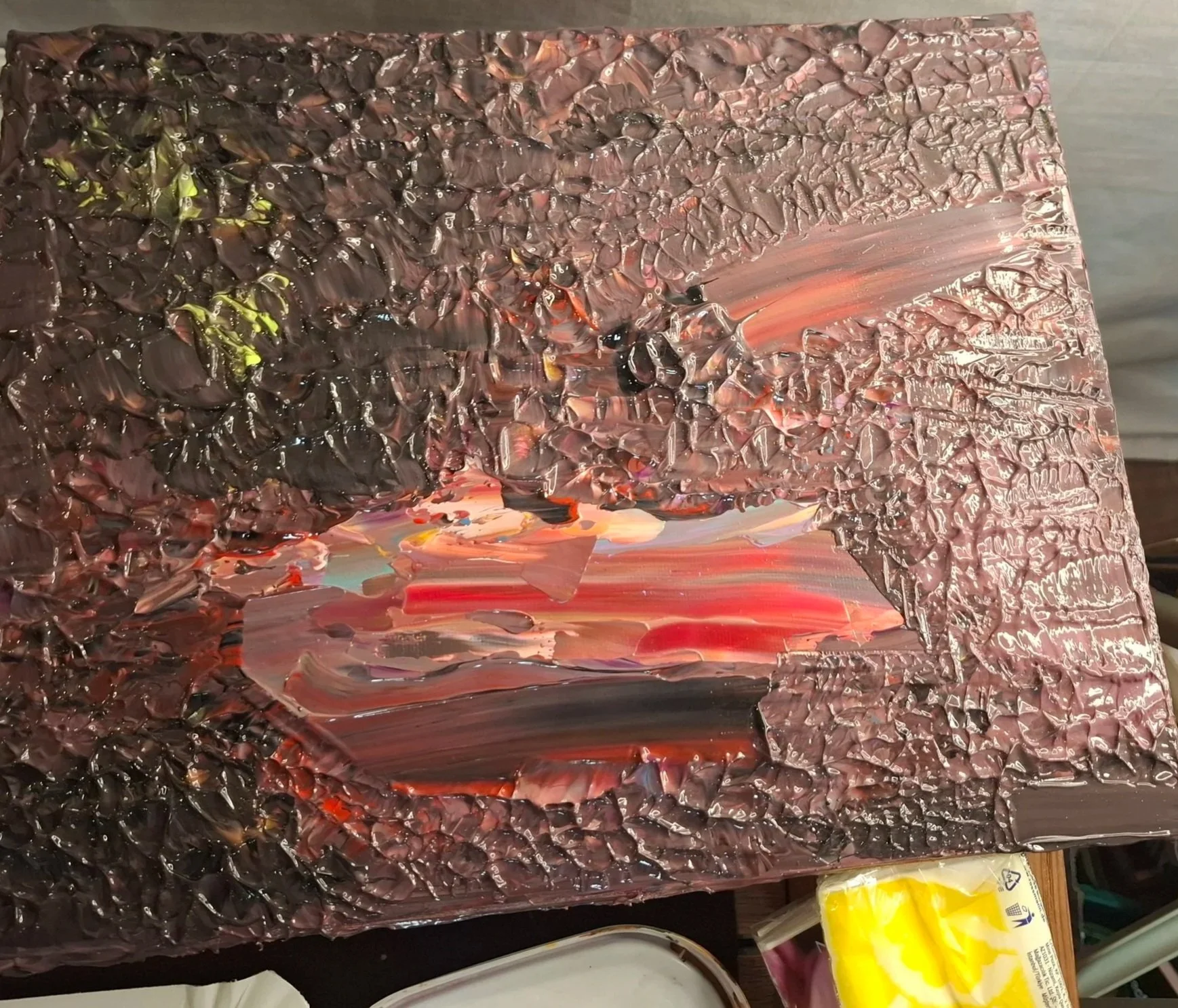 Abstraktes Gemälde mit dicken, strukturierten Pinselstrichen in dunklen und warmen Rottönen