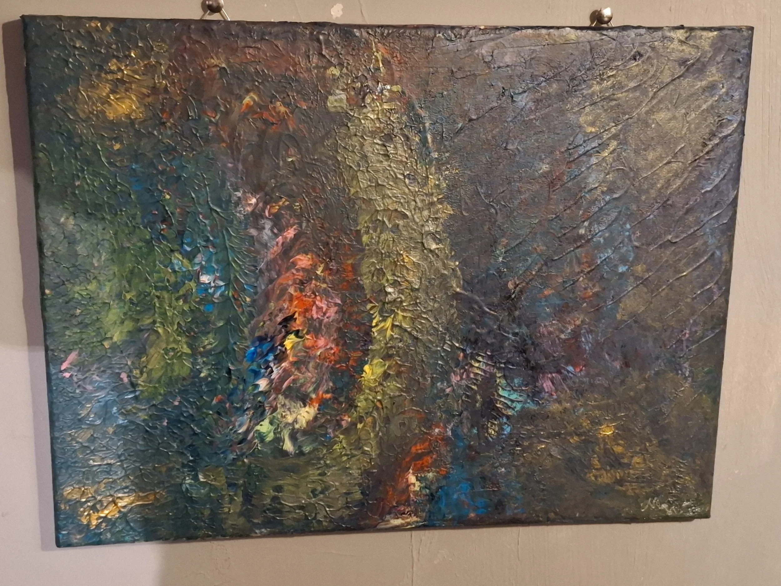 Abstraktes, farbenfrohes Gemälde mit kräftigen Pinselstrichen und integrierten Texturen in verschiedenen Farben wie Grün, Blau, Rot, Gelb und Grau.