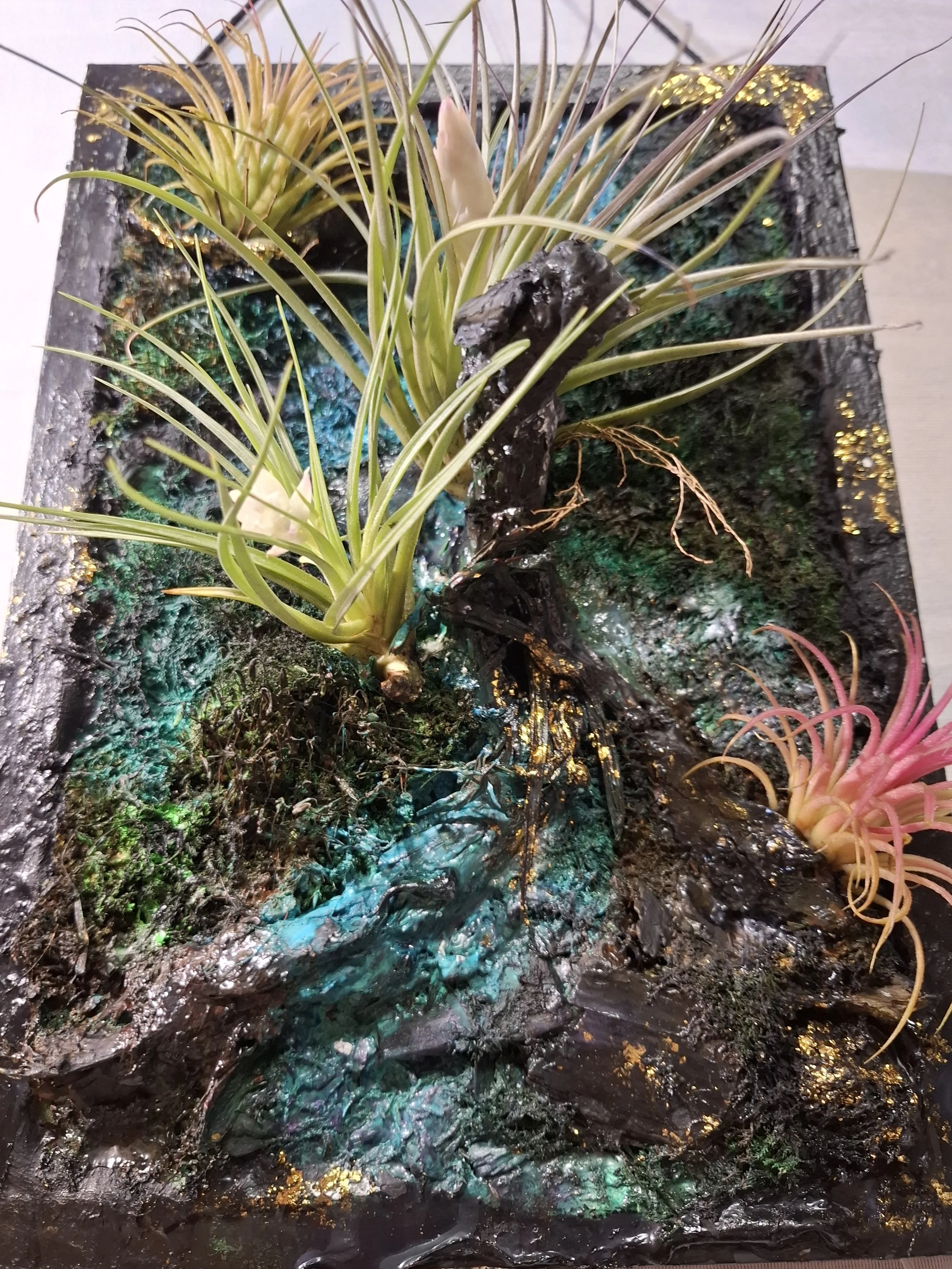 Kunstvoll gestaltete posterisierte Landschaft mit verschiedenen Pflanzen, mit etwas Glitzer und metallischen Details.