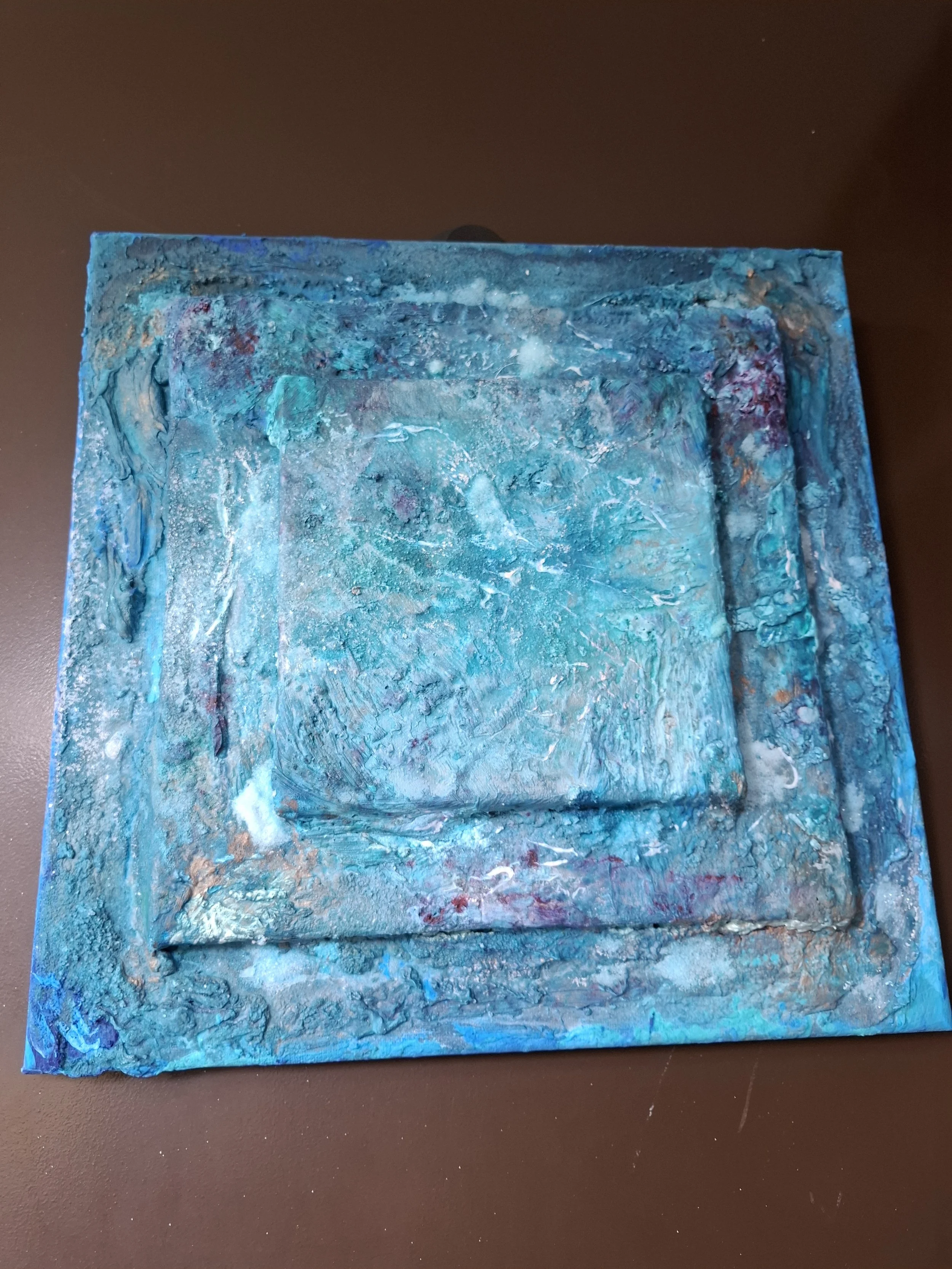 Abstraktes Gemälde mit einer Vielzahl von blauen, aquafarbenen und weißen Texturen auf einer quadratischen Leinwand.