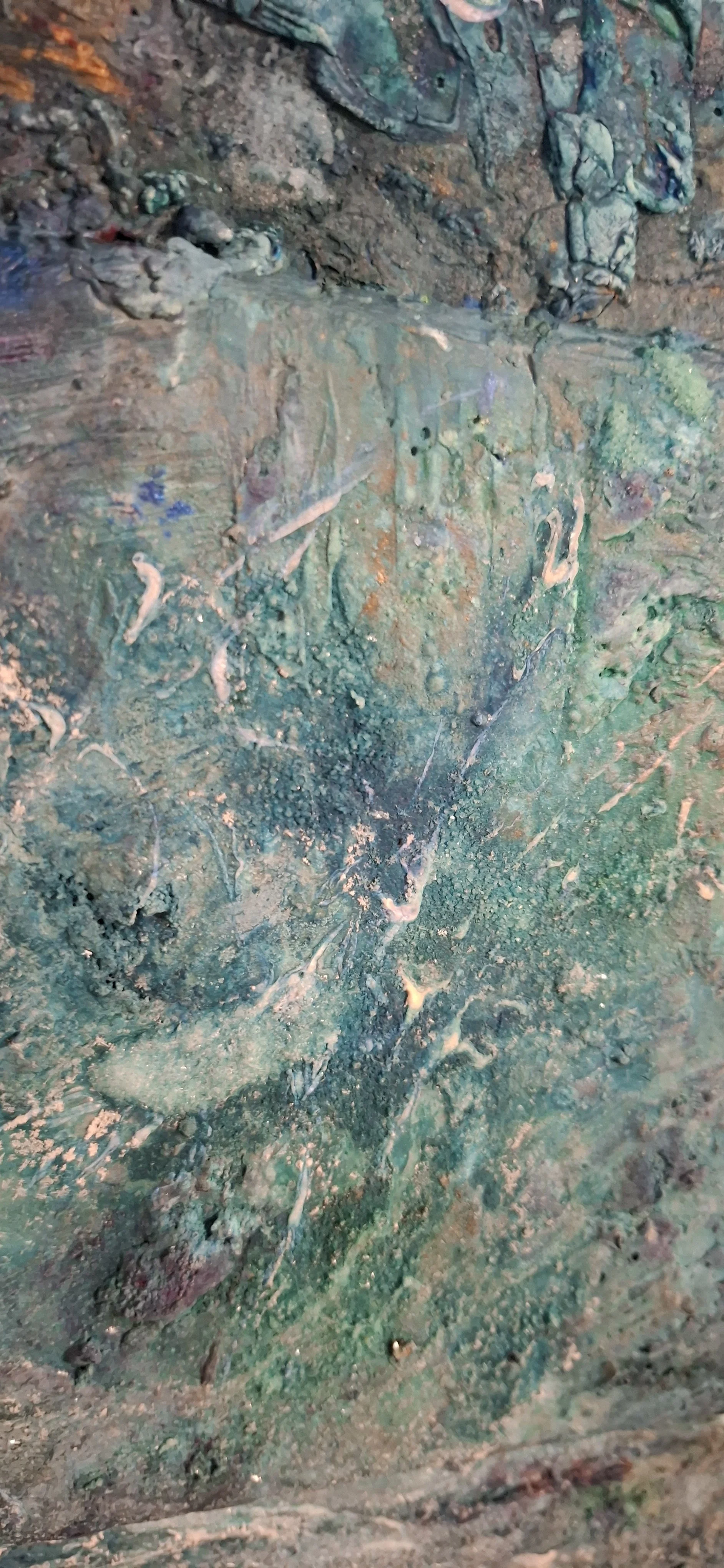 Naheaufnahme eines alten, grünlich-bläulichen, stark verwitterten und schmutzigen Kunstwerks oder Skulptur mit spröden, abblätternden Oberflächen.