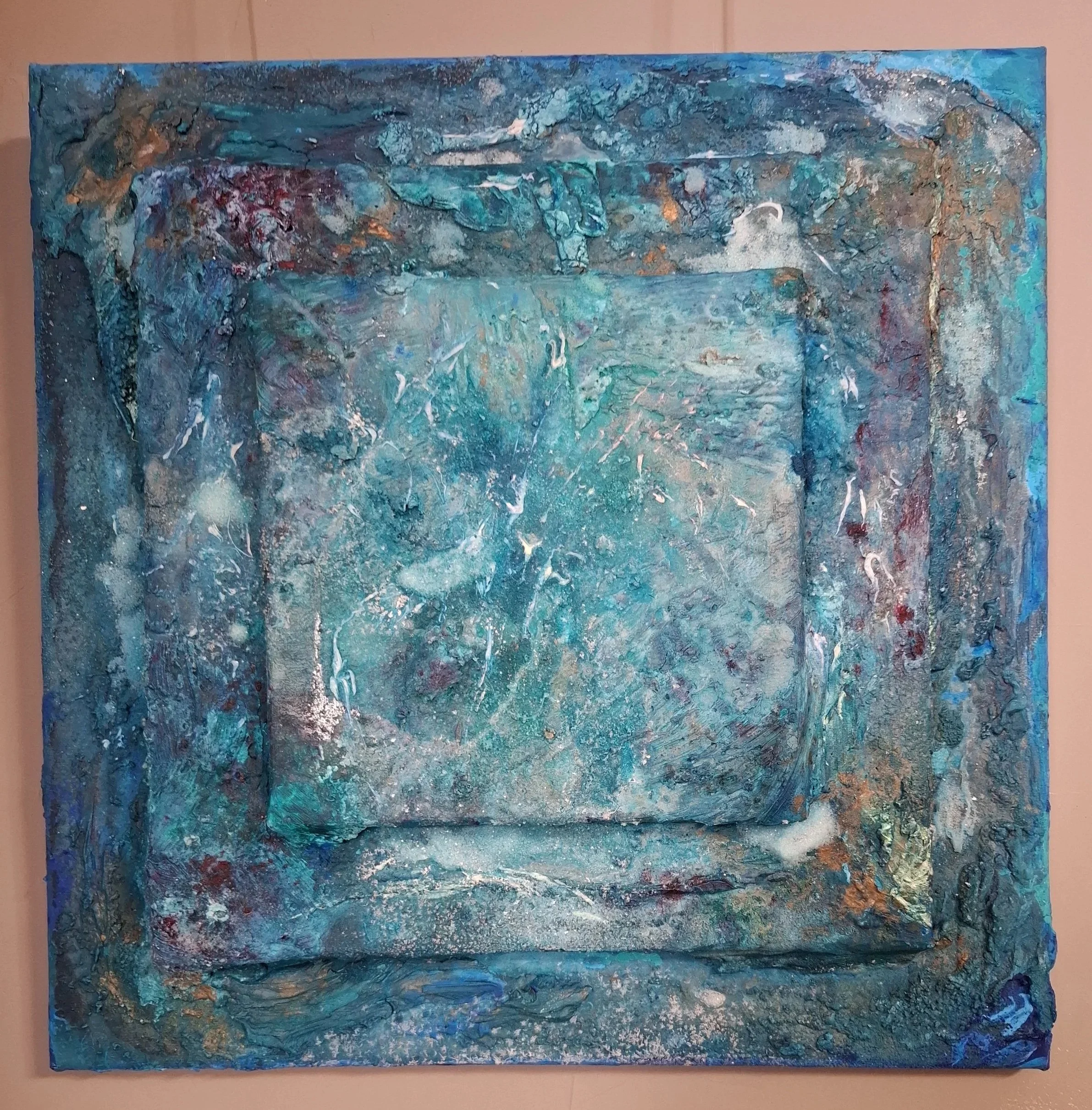 Abstraktes Gemälde in Blau- und Türkistönen mit texturierten Schichten und goldfarbenen Akzenten.