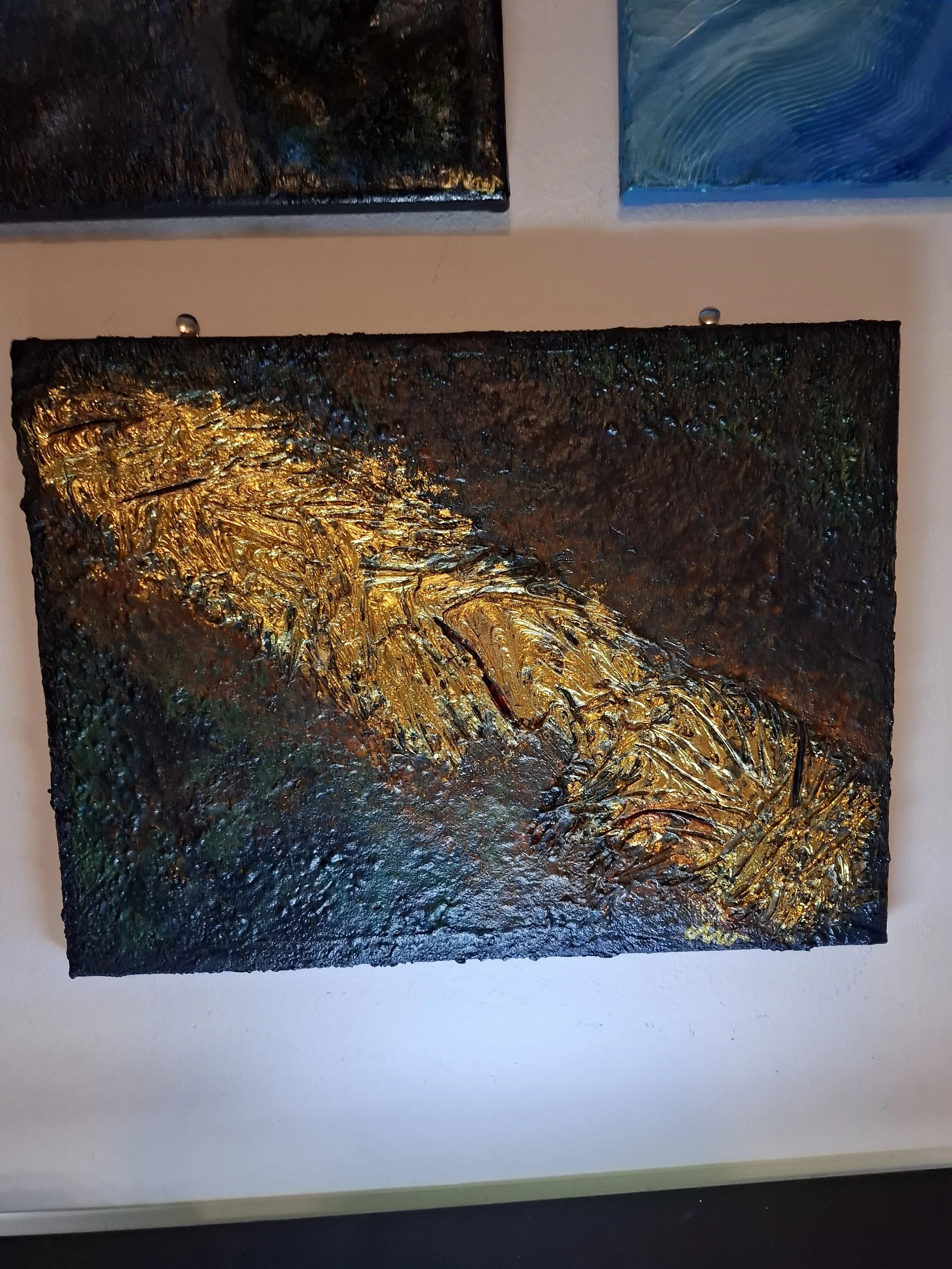 Farbiges, abstraktes Gemälde mit goldenen, strukturieren Pinselstrichen auf dunklem Hintergrund.