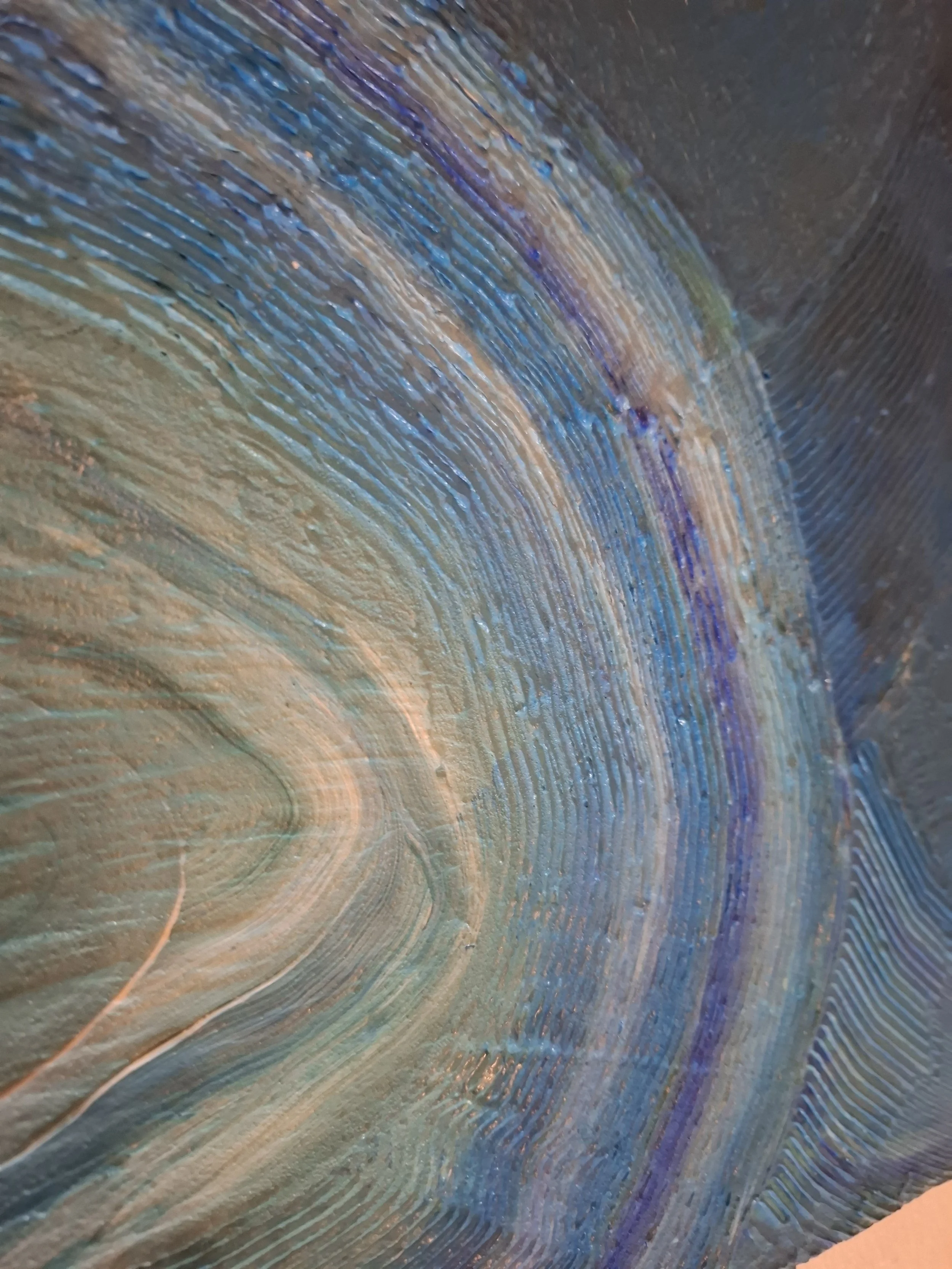 Nahaufnahme eines Gemäldes mit Pinselstrichen in Blau, Grau, Beige und violett Tönen, die kreisförmig angeordnet sind.