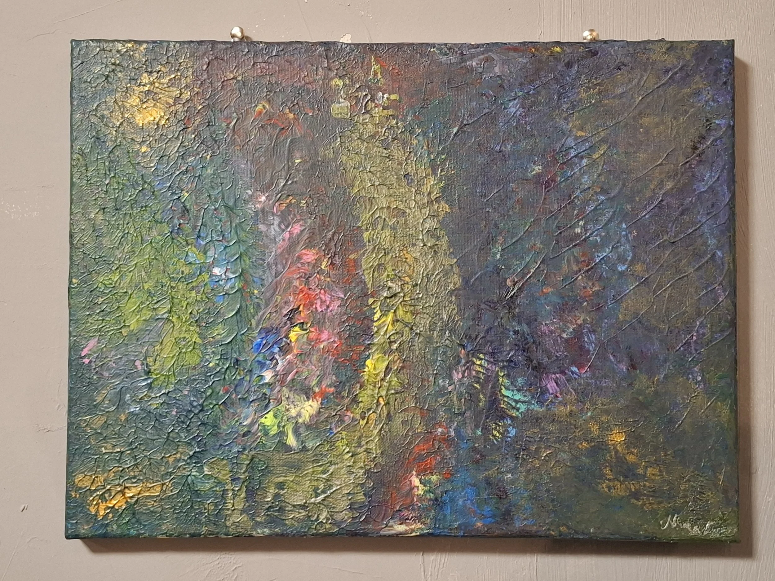 Abstraktes Gemälde mit dick aufgetragener, strukturierter Farbklecks an einer Wand aufgehängt.