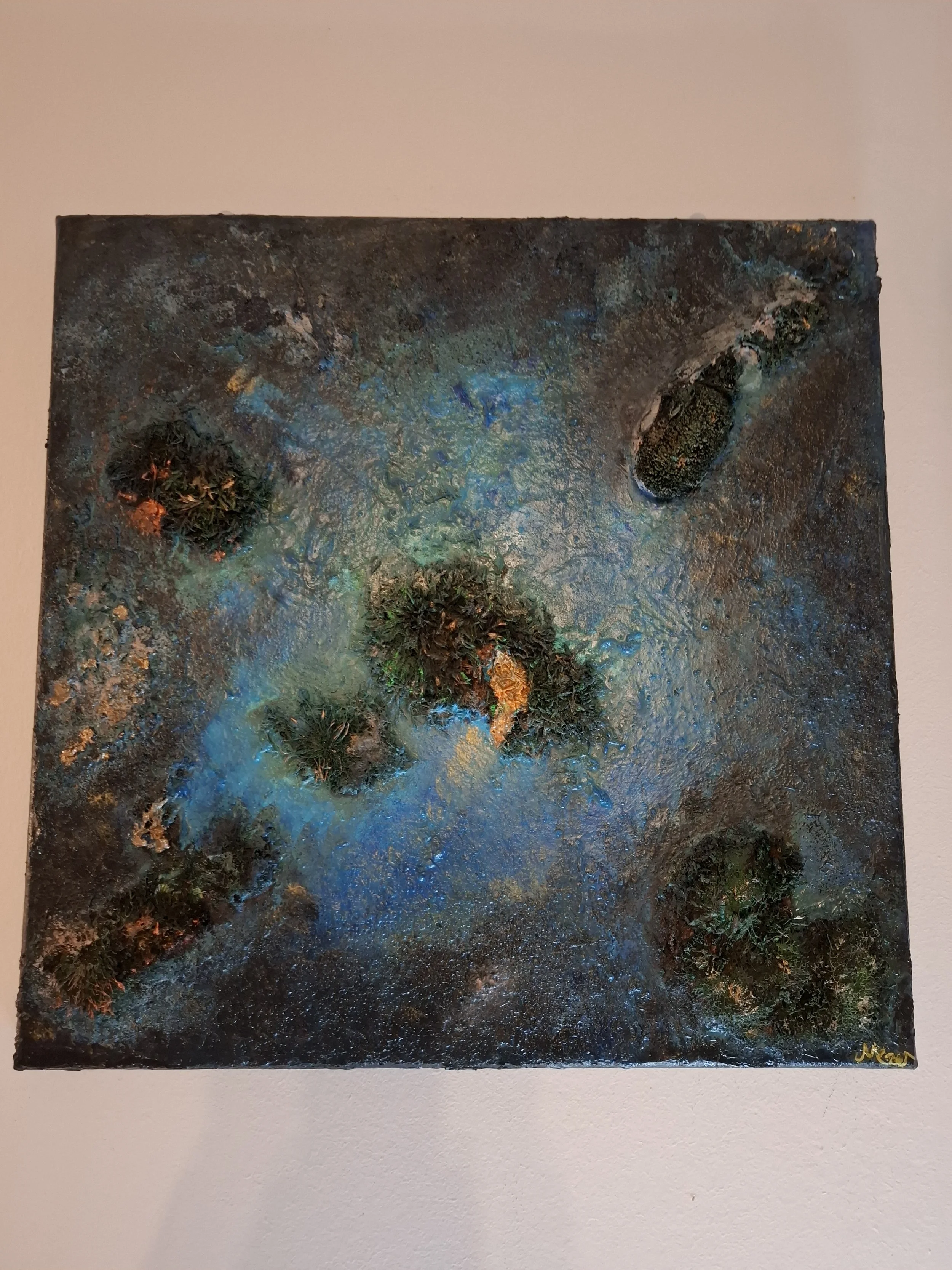 Abstraktes Kunstwerk mit erhabenen, bunten Texturen und schwarzen Flächen.