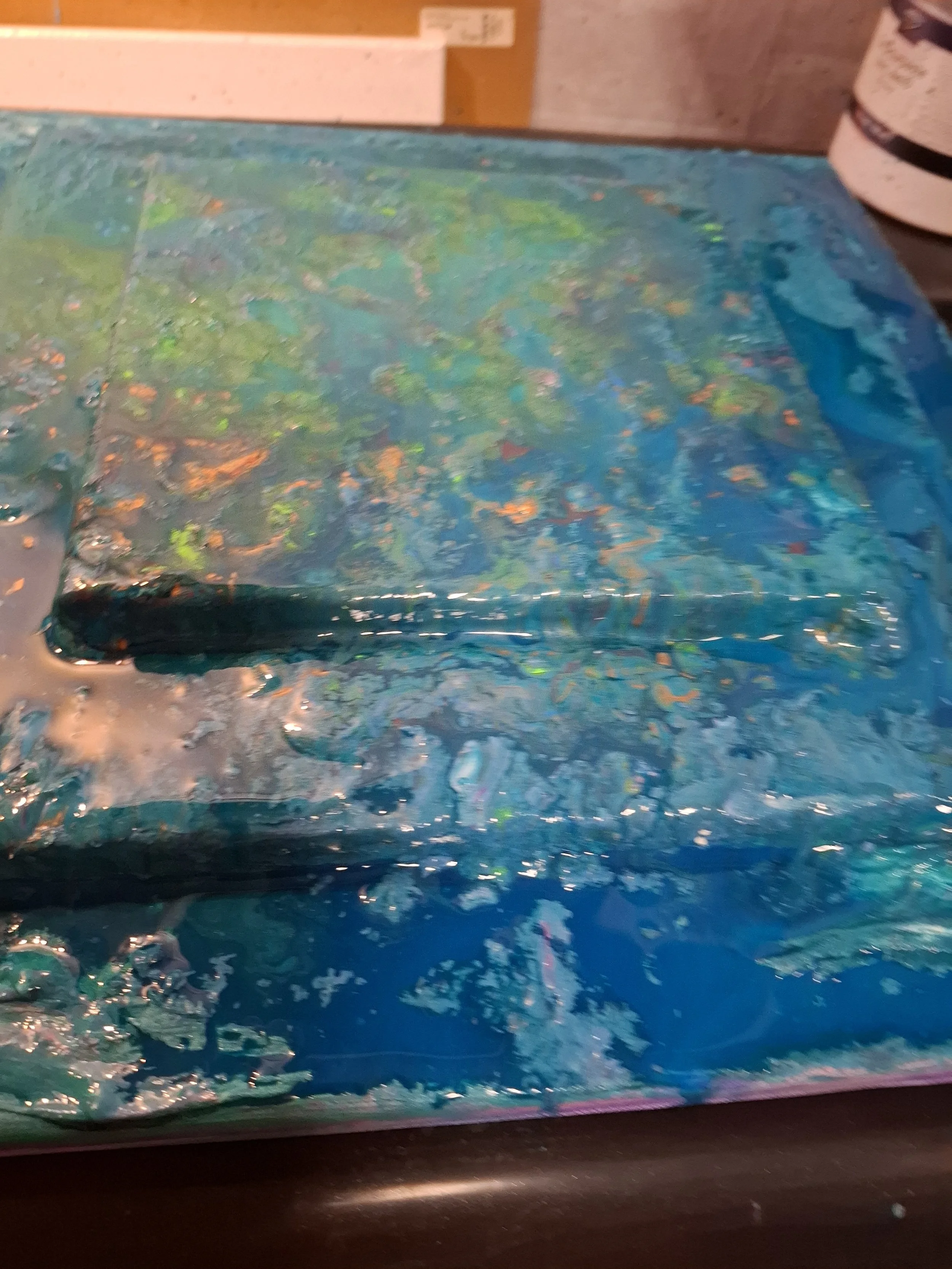 Ein Kunstwerk mit bunten, abstrakten Farbmustern auf einer Leinwand, vermutlich eine moderne Malerei.