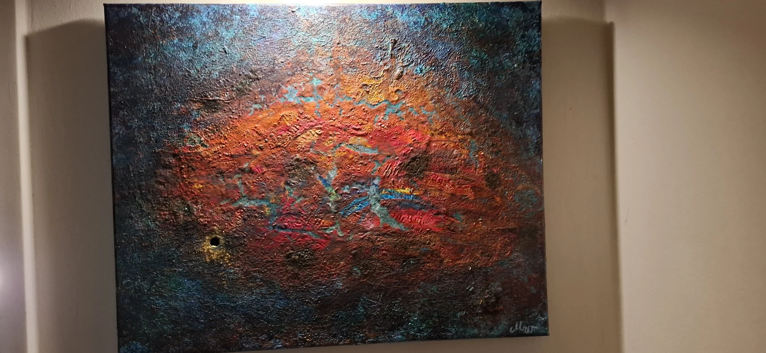 Abstraktes Gemälde mit leuchtenden rot, orange, blau und türkisfarbenen Texturen auf schwarzem Hintergrund, signiert mit 'Cubi'