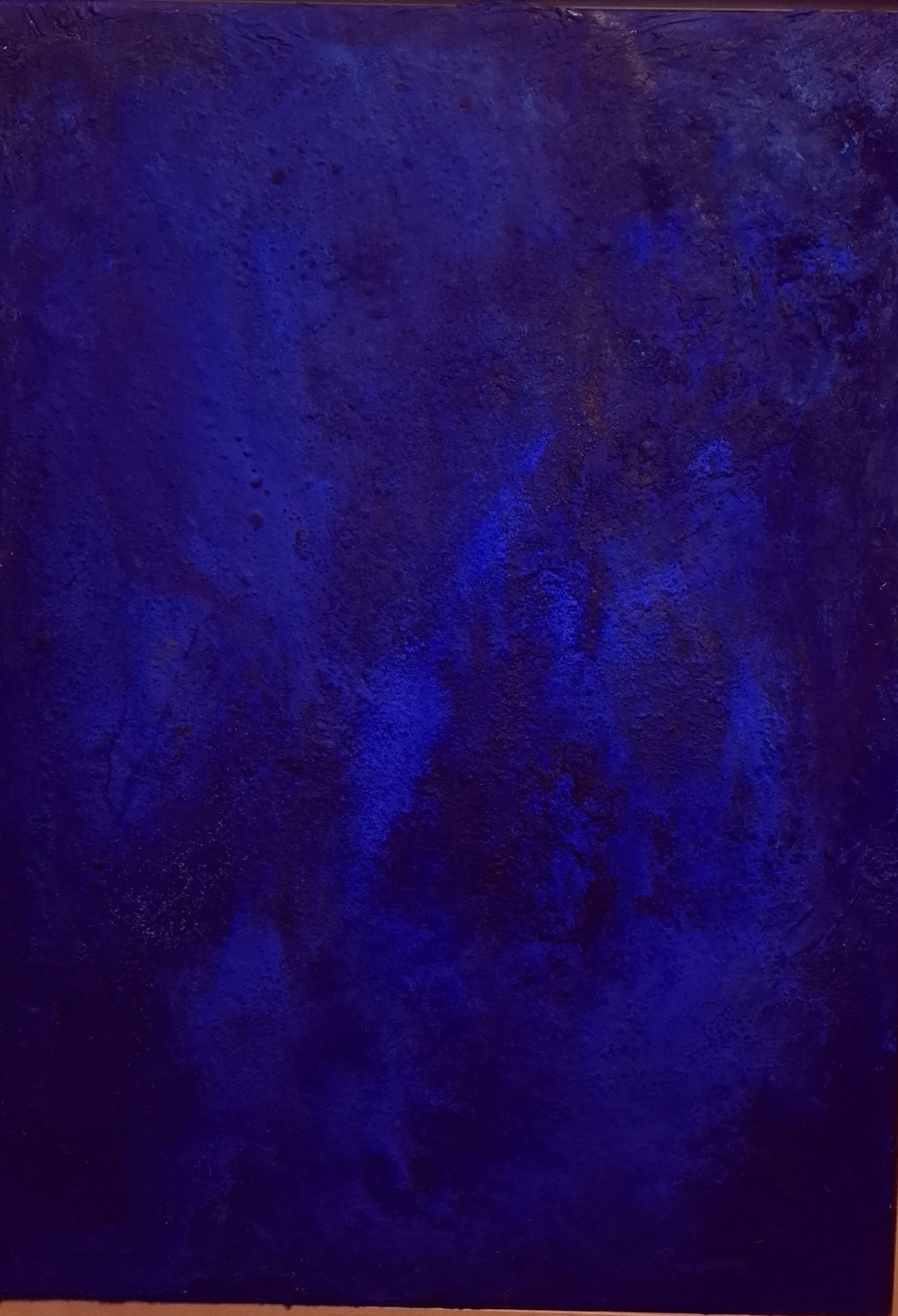 Ein dunkler, strukturierten Hintergrund mit blauer Beleuchtung.