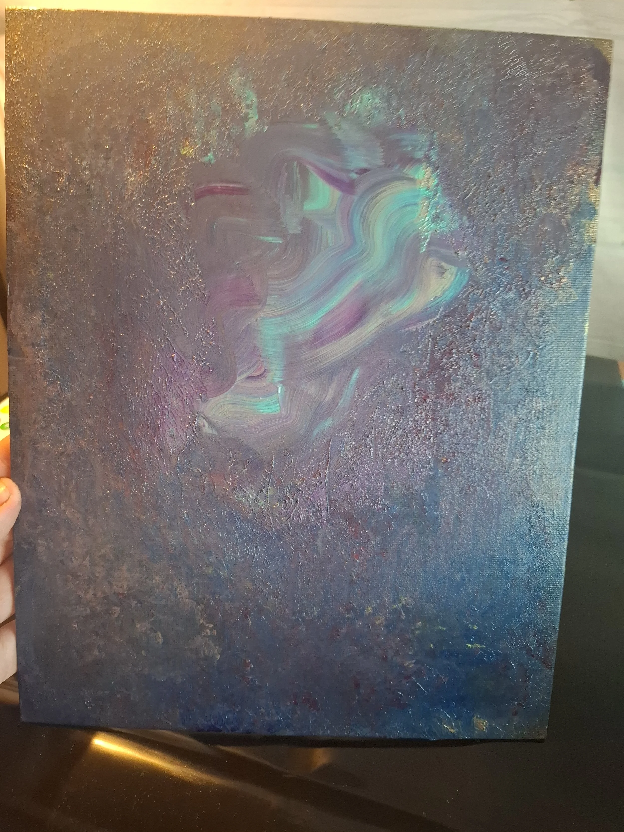 Abstraktes Gemälde mit schimmernden, wirbelnden Farben in Pastelltönen auf dunklem Hintergrund.