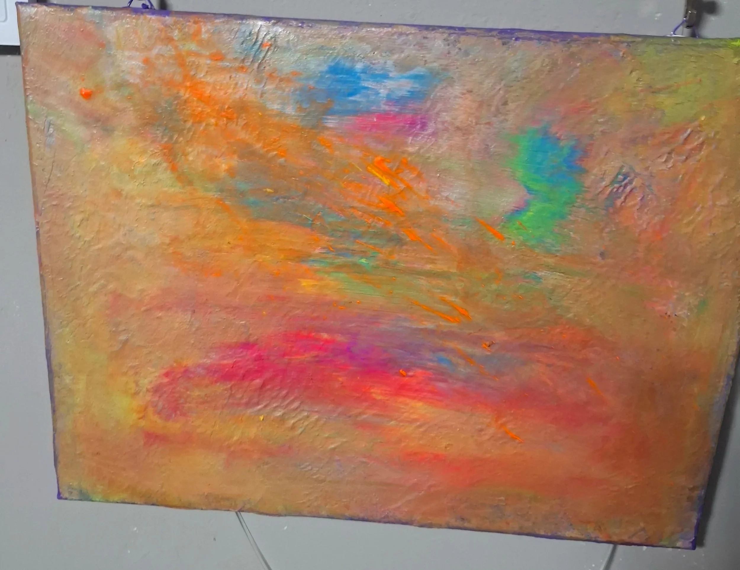 Abstraktes Ölgemälde mit bunten, lebendigen Farbstrichen in Orange, Pink, Blau, Grün und Gelb auf einer Leinwand.