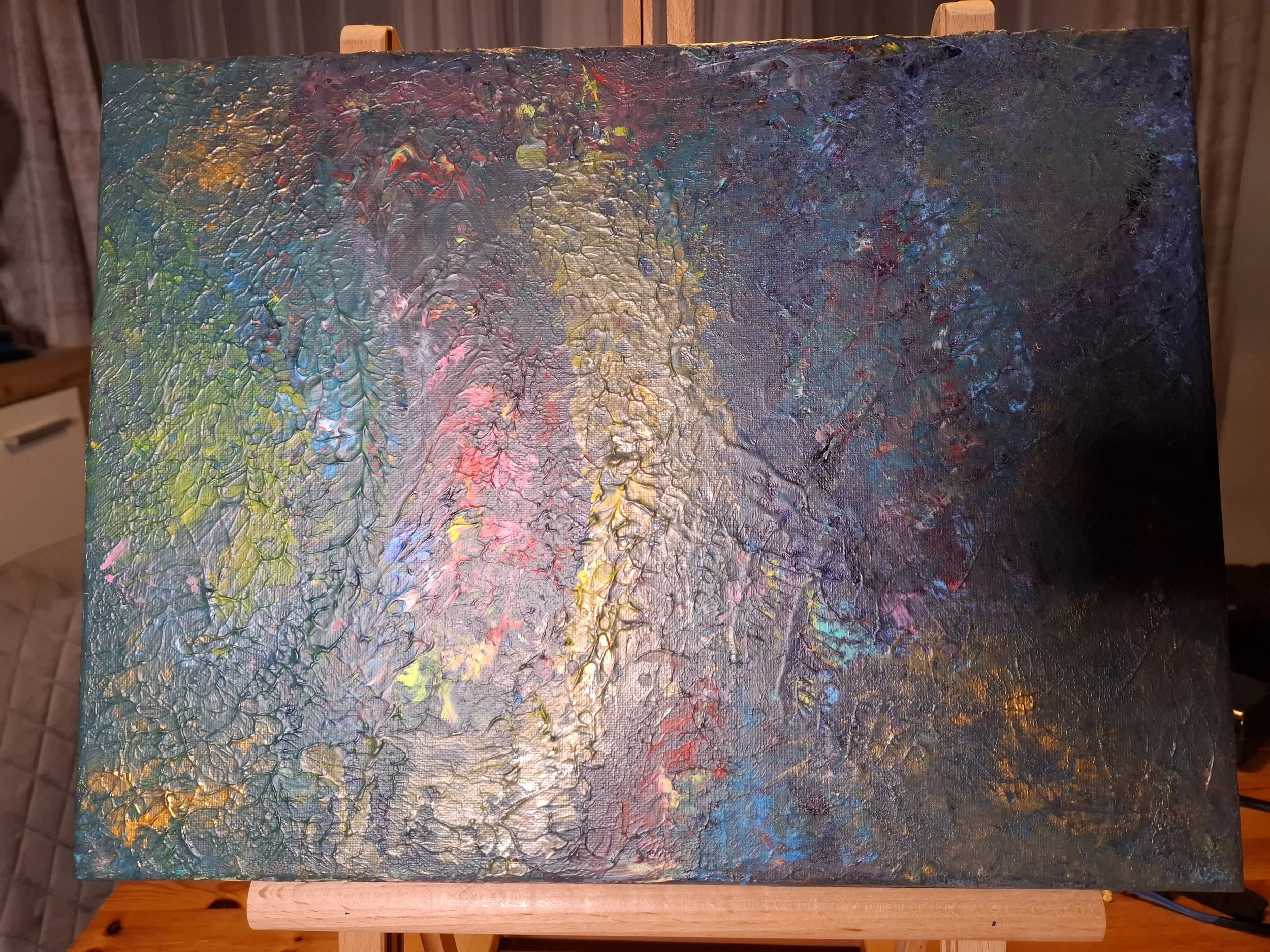 Abstraktes, farbenfrohes Gemälde auf Leinwand mit einer strukturierten Oberfläche, bestehend aus pastösen, gebündelten Farbaufträgen.