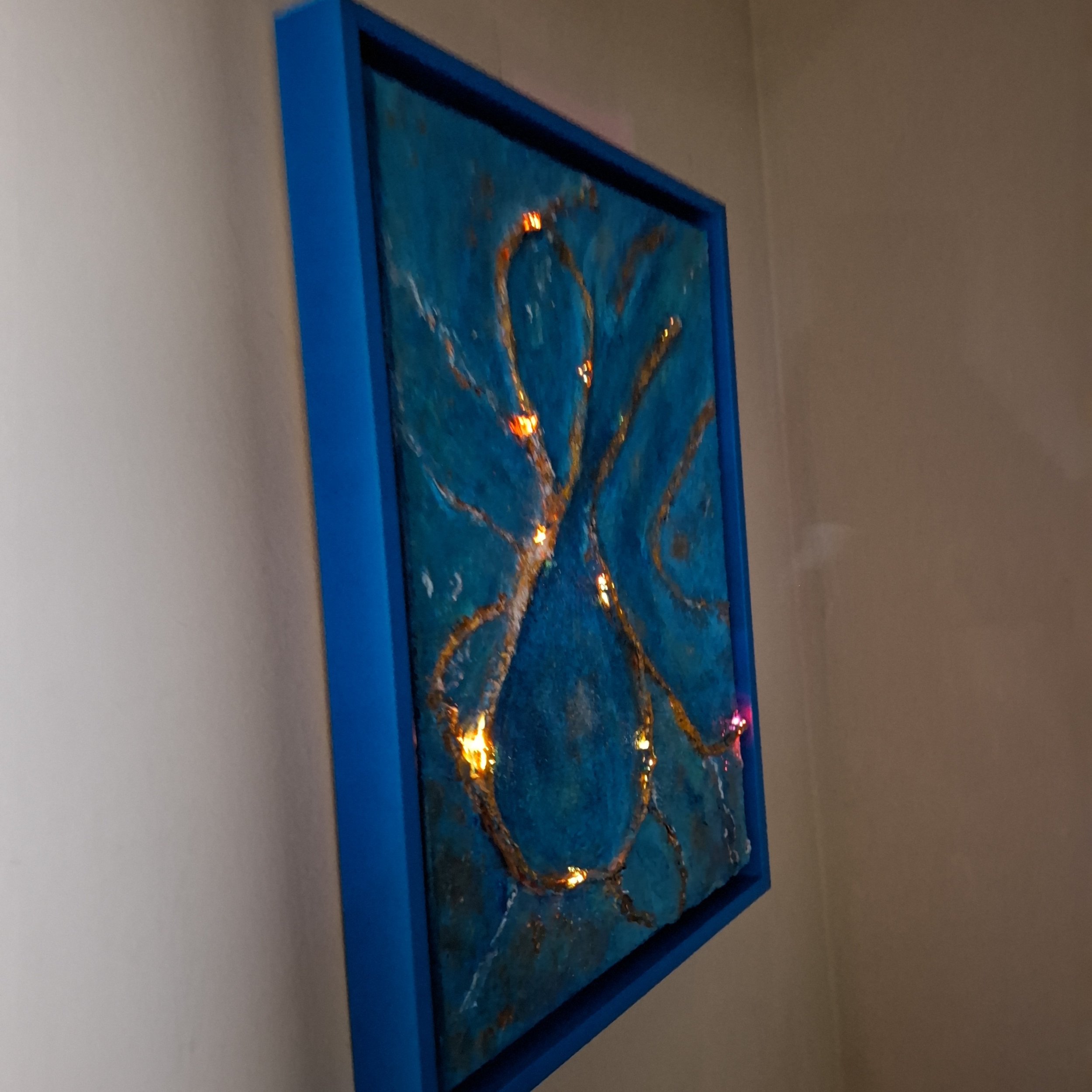 Dieses Bild zeigt ein Aquarienmodell mit Wasserpflanzen und Lichteffekten, das in einem blauen Rahmen präsentiert wird.