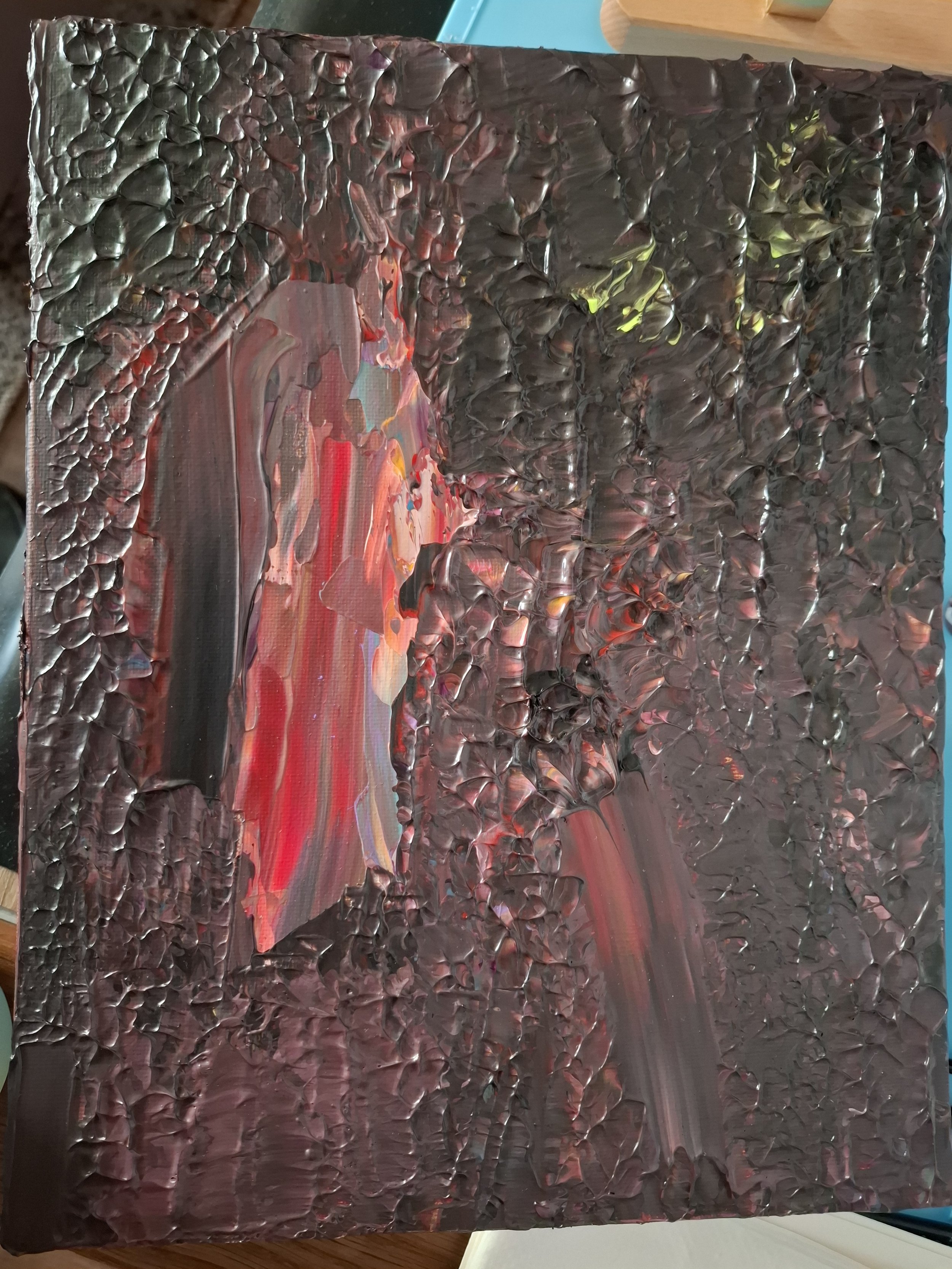 Abstraktes Gemälde mit kräftigen Pinselstrichen, hauptsächlich in Schwarz, Rot und Pink, mit Textur und dicken Farbschichten.