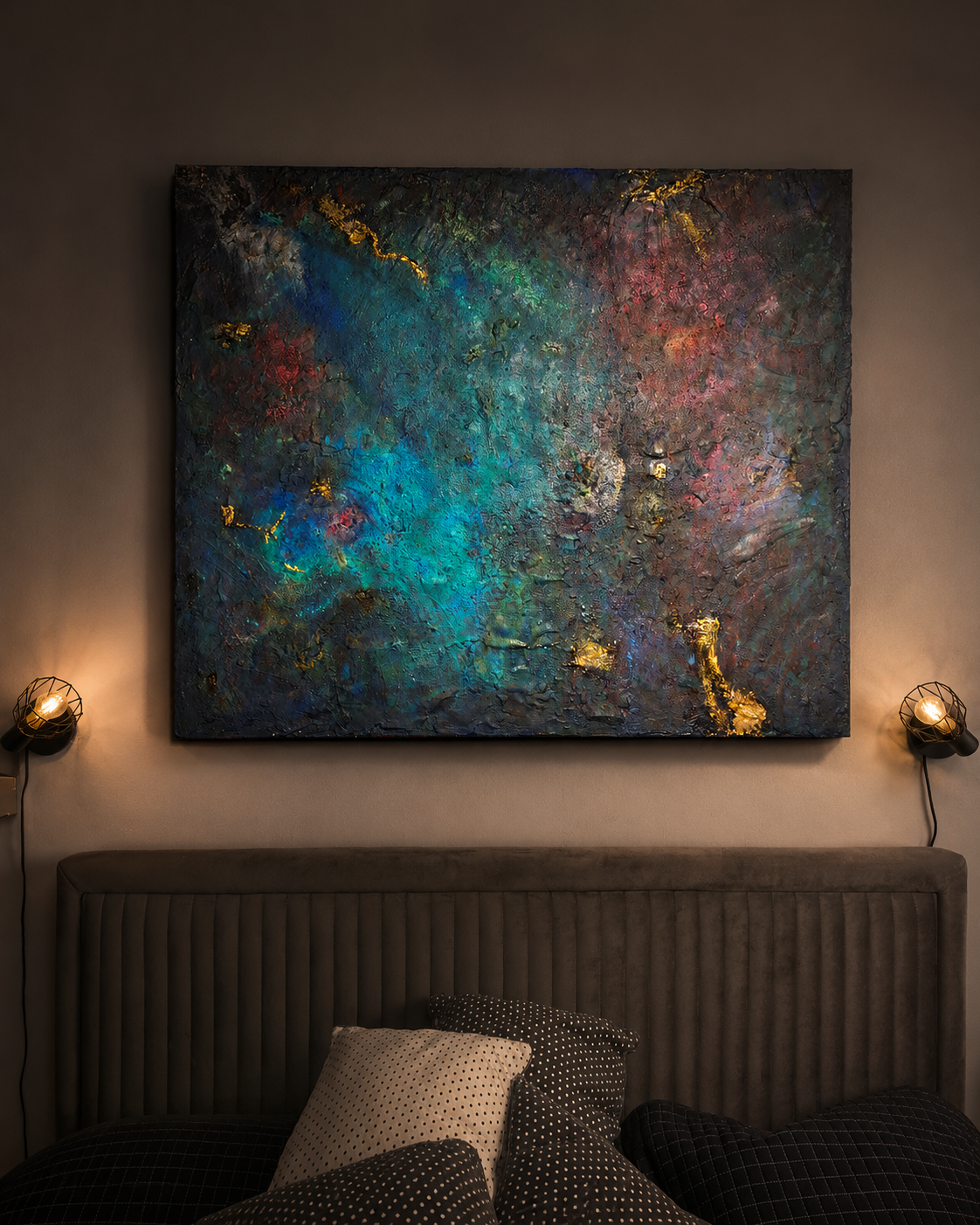Abstraktes Gemälde mit blauen, roten, grünen und goldenen Akzenten, an der Wand über einem Bett mit schwarzen Kissen, seitliche Wandlampen