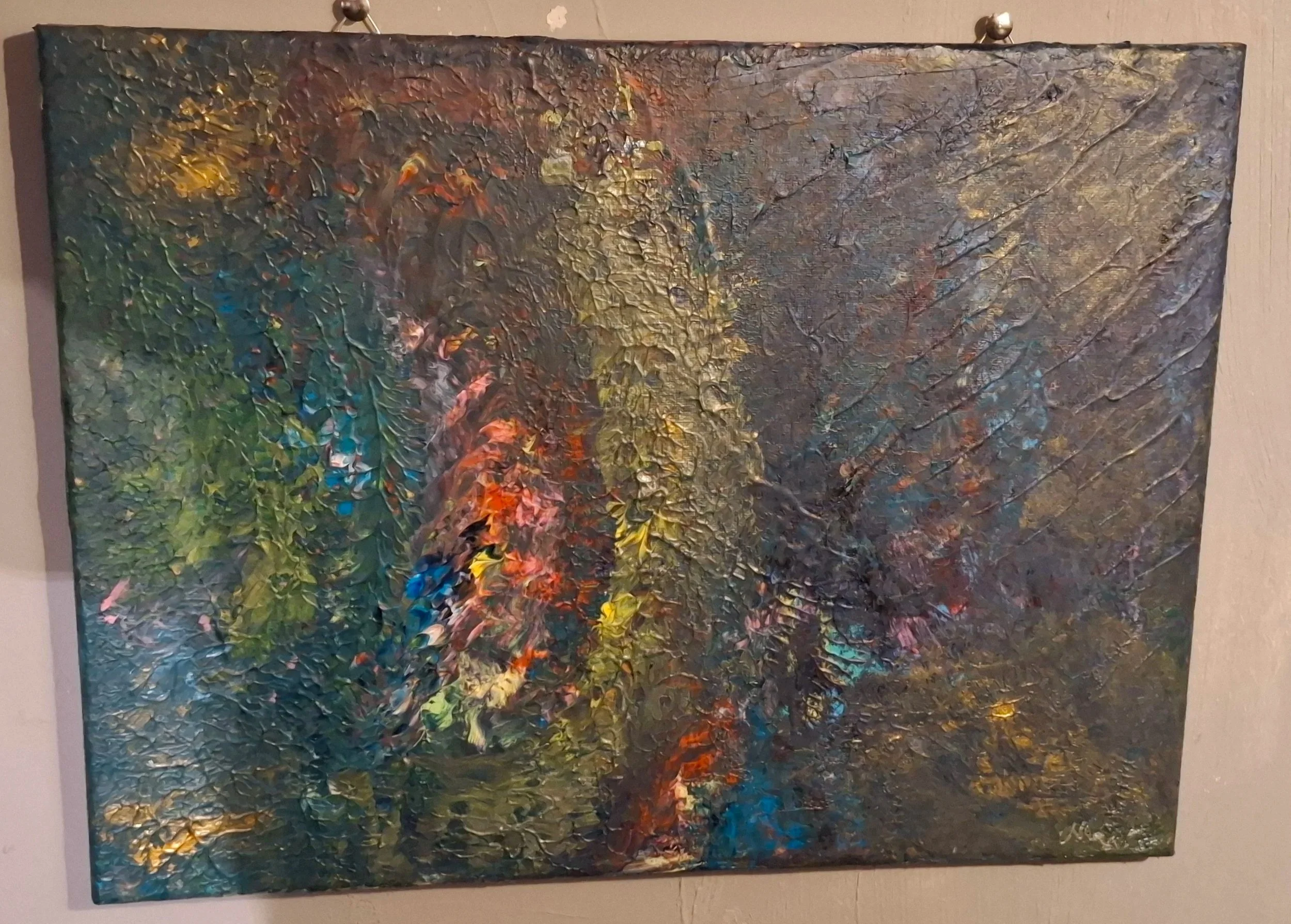 Abstraktes Gemälde mit dick aufgetragener, strukturierter Farbenschichtung in verschiedenen Farben, darunter Grün, Blau, Rot, Gelb und Erdtöne.