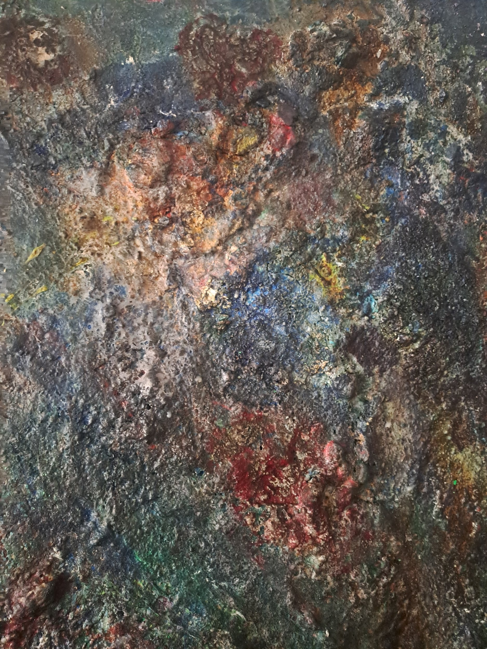 Ein bunt schimmernder, strukturierter Kunstdruck mit vielen Farben und Texturen, bestehend aus einer Mischung von dunklen, hellen und metallischen Tönen.