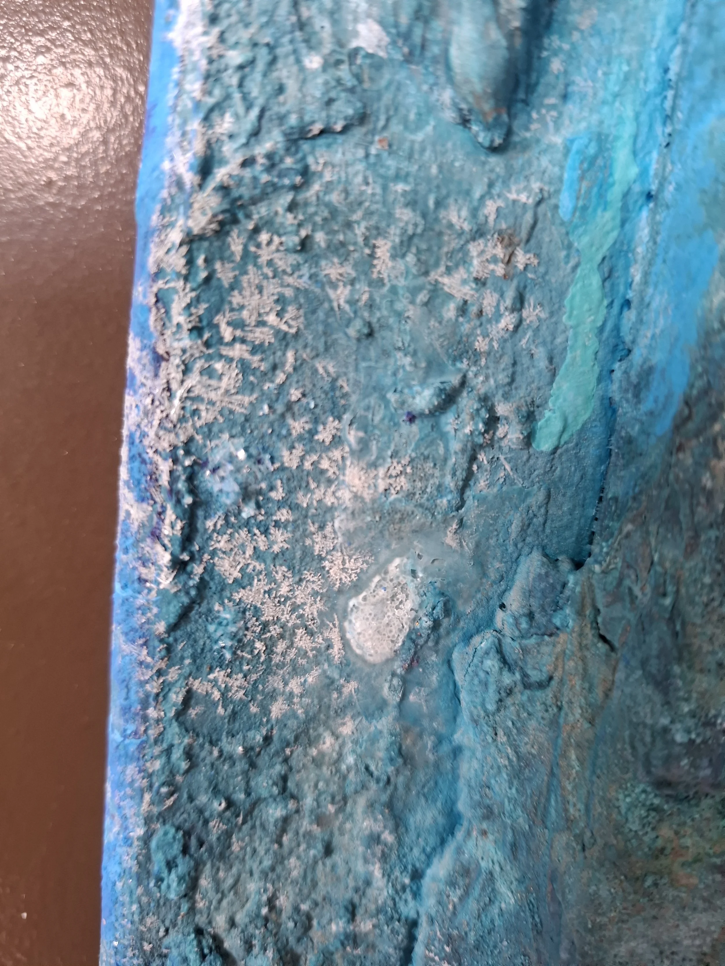 Nahe Blick auf eine gefrorene, frostbedeckte Oberfläche mit Eiskristallen.