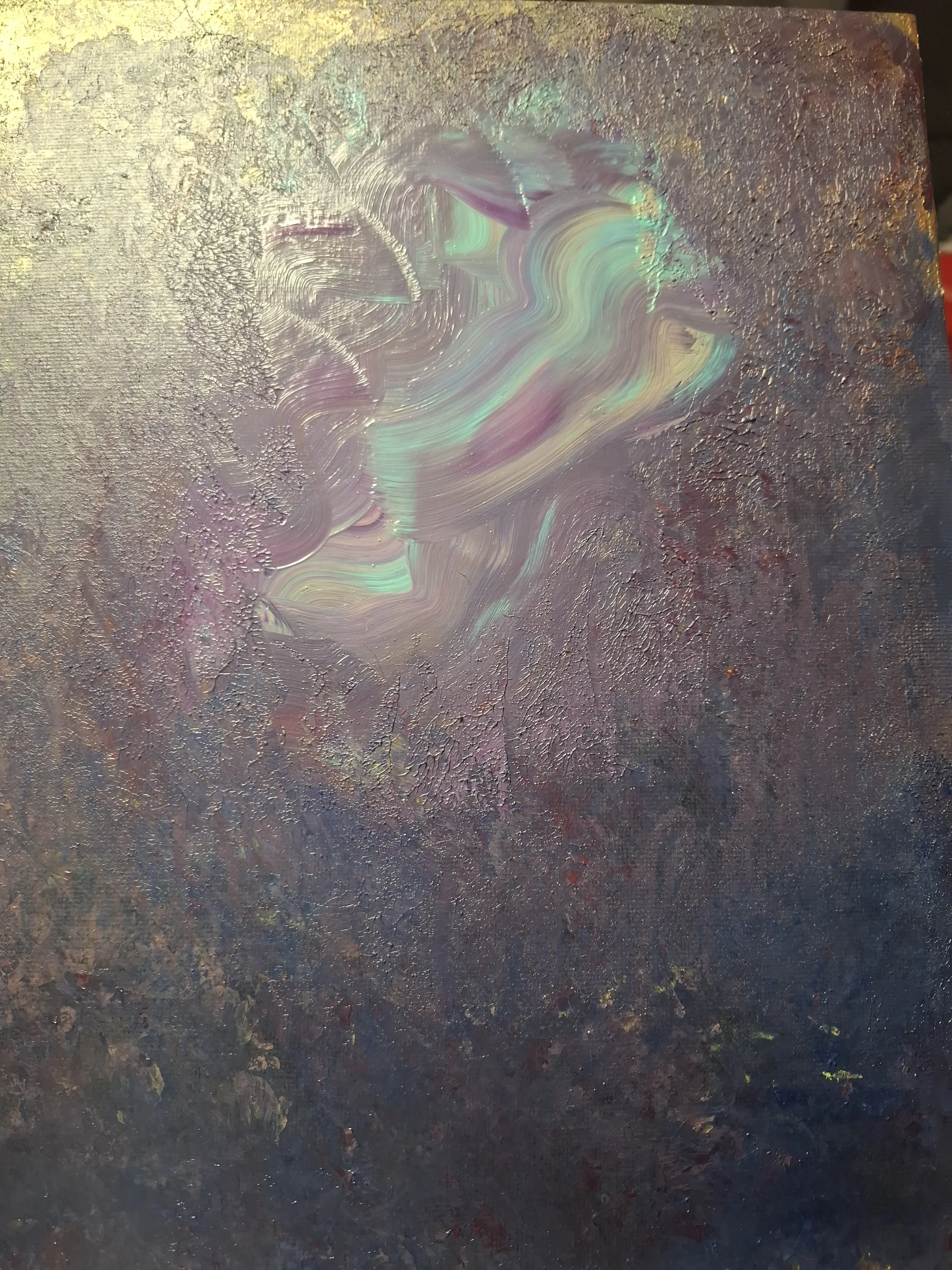 Ein abstraktes Gemälde mit pastellfarbenen, geschwungenen Linien und einer texturierten, dunklen Hintergrundfläche.