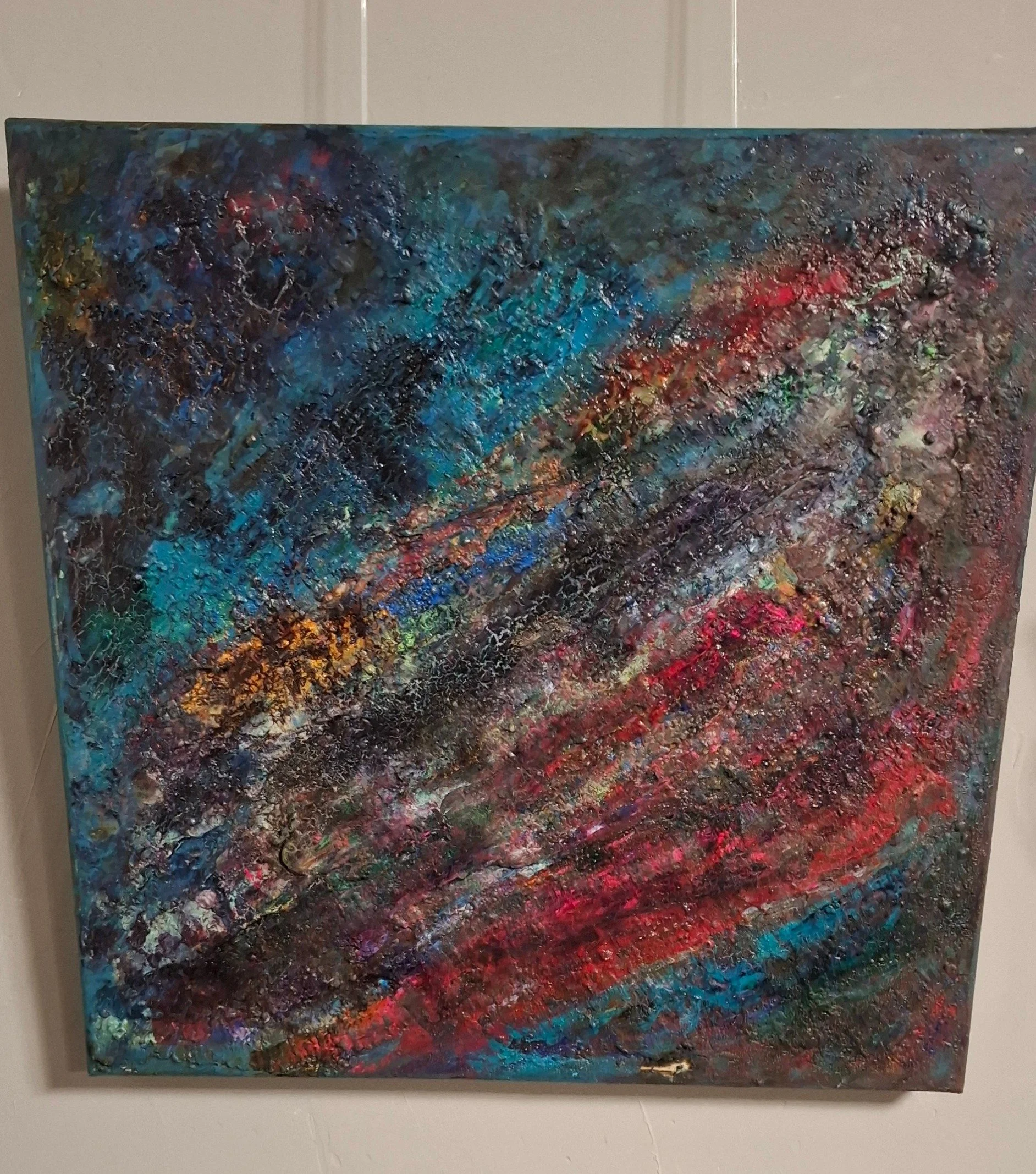 Abstraktes Gemälde mit dicken Farbaufträgen in Blau, Rot, Schwarz und anderen Farben.