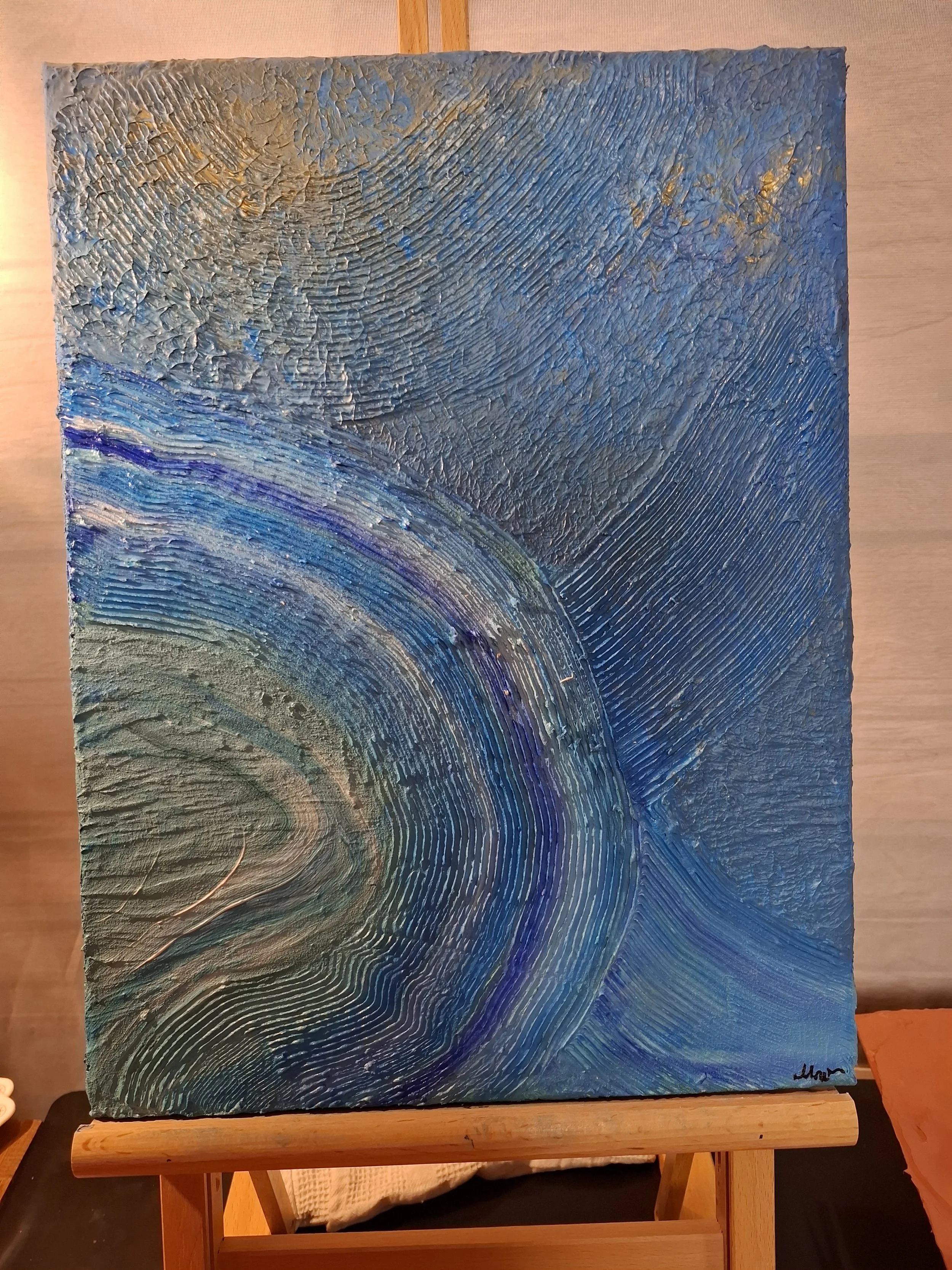 Abstraktes Gemälde mit konzentrischen, wellenförmigen Linien in Blau- und Grautönen, auf Leinwand. 