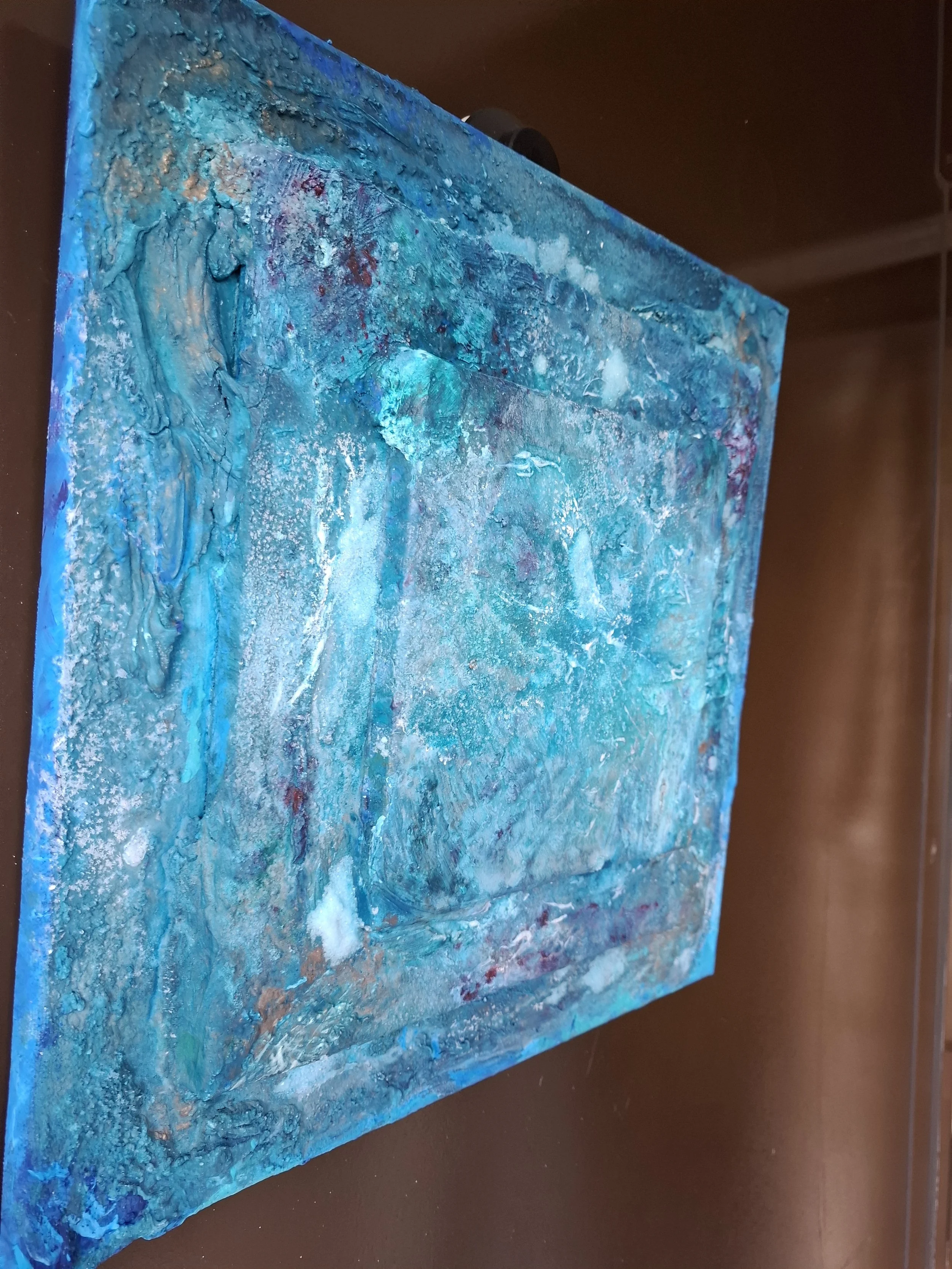 Abstraktes Kunstwerk mit blauen, weißen und pinkfarbenen Texturen auf Leinwand