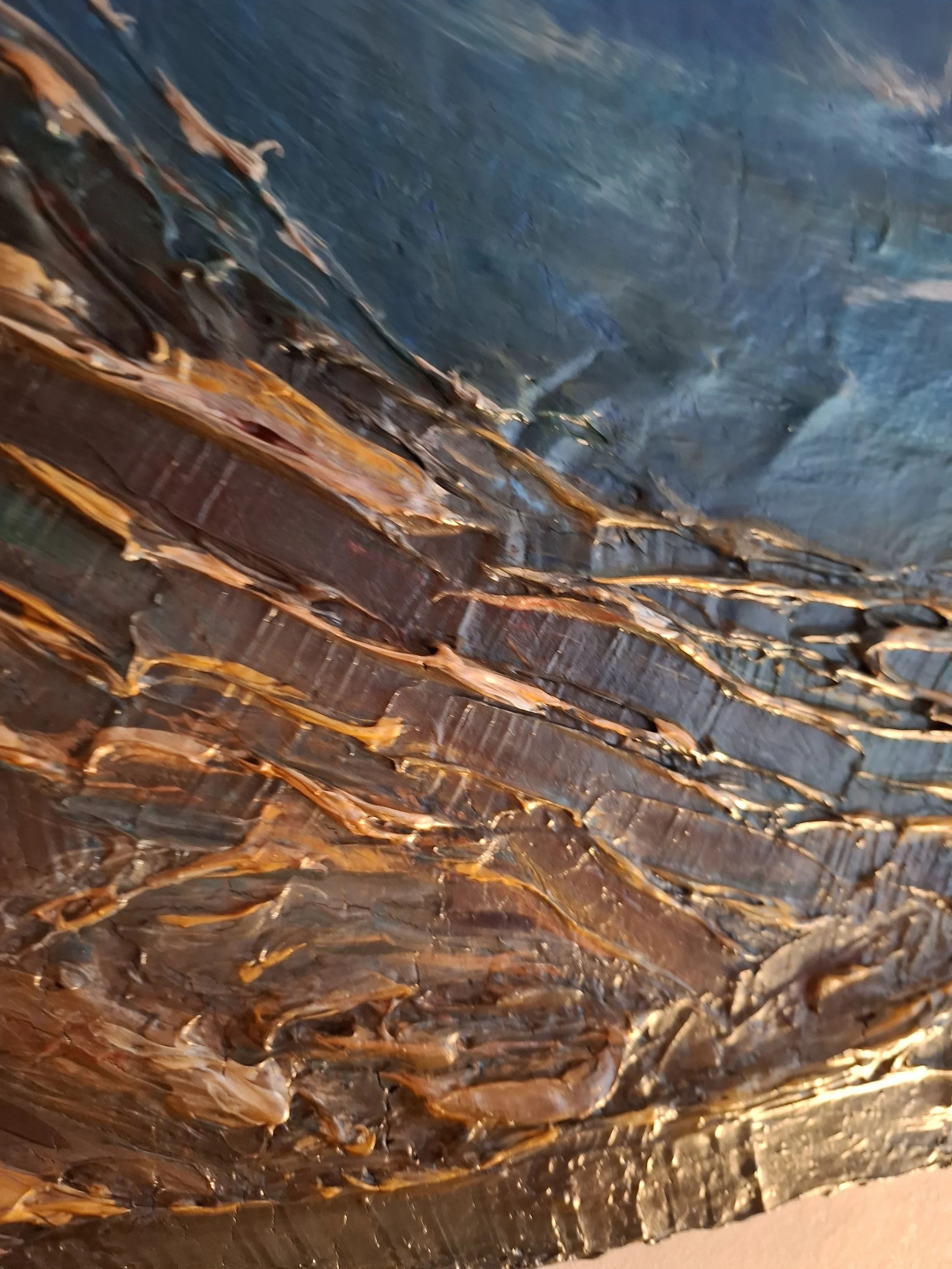 Abstrakte Malerei mit dicken Pinselstrichen in Braun, Blau und Gold.