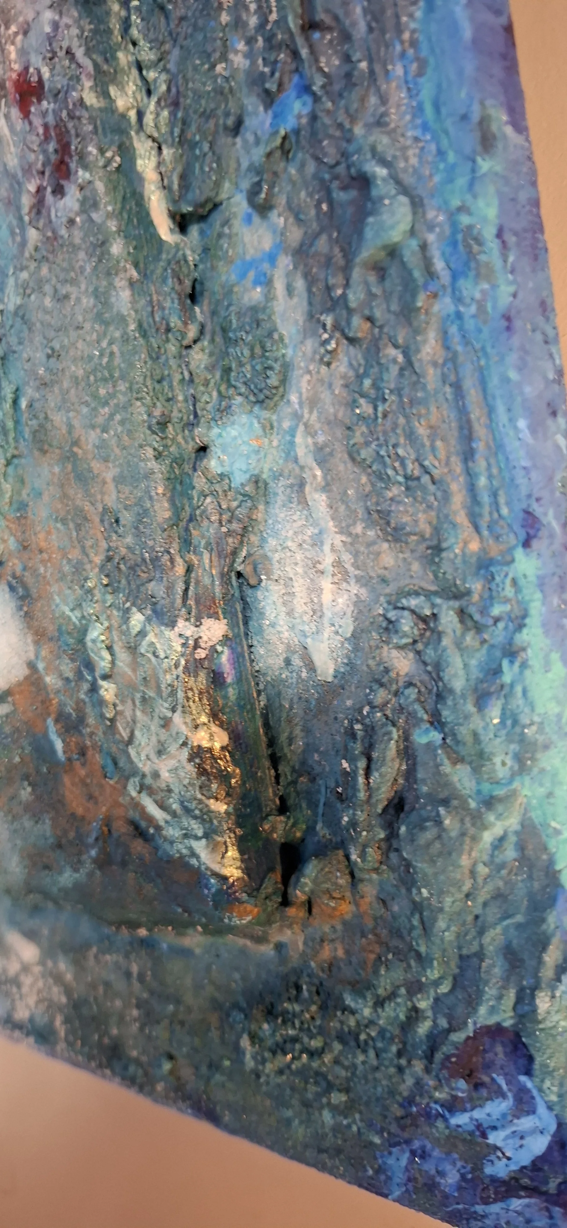 Nähanleitung eines abstrakten, farbenfrohen Gemäldes mit blauen, grünen und goldenen Texturen