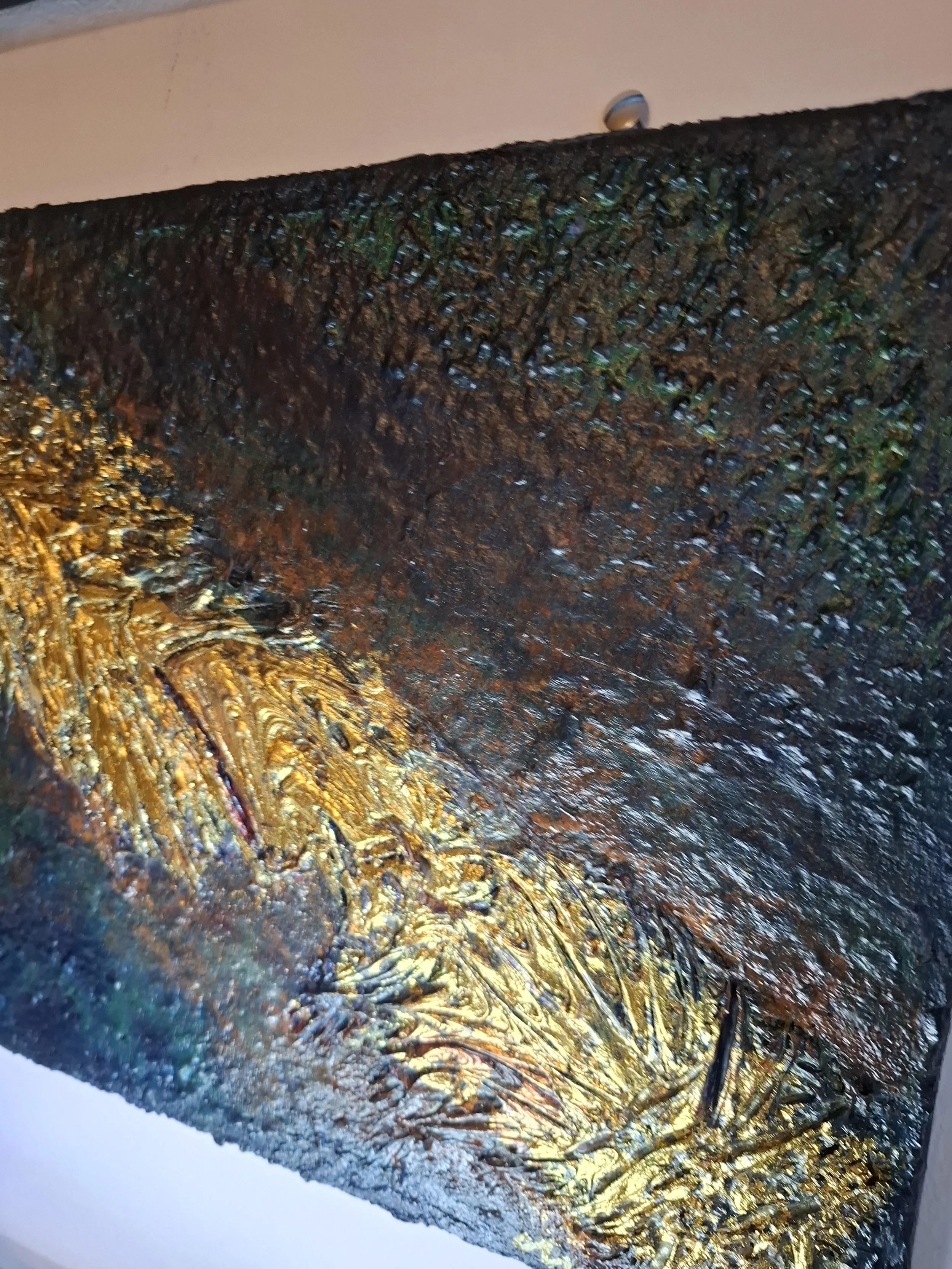 Abstraktes Gemälde mit goldenen, schwarzen, grünen und blauen Texturen in dicker, pastoser Maltechnik.