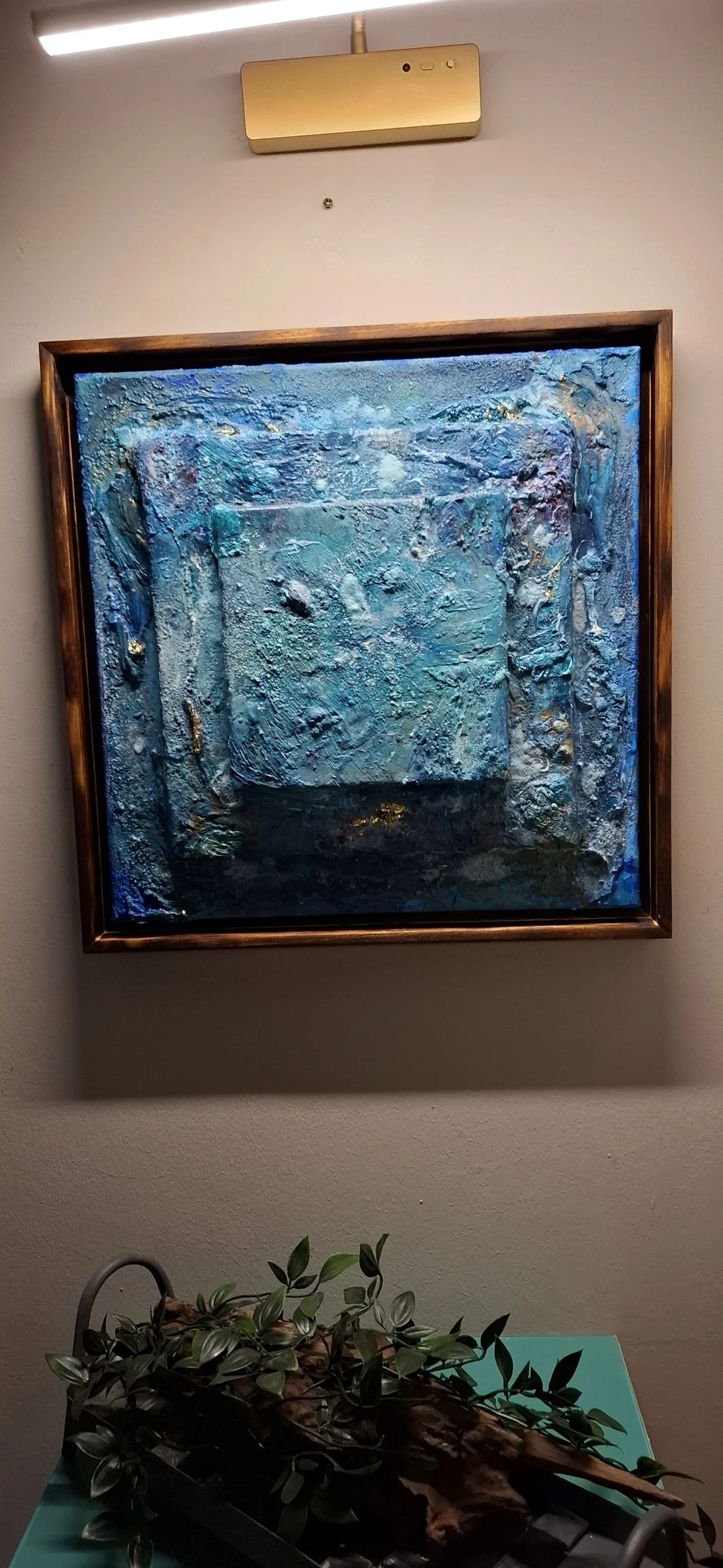 Abstraktes, blaues Gemälde mit texturierter Oberfläche, gerahmt