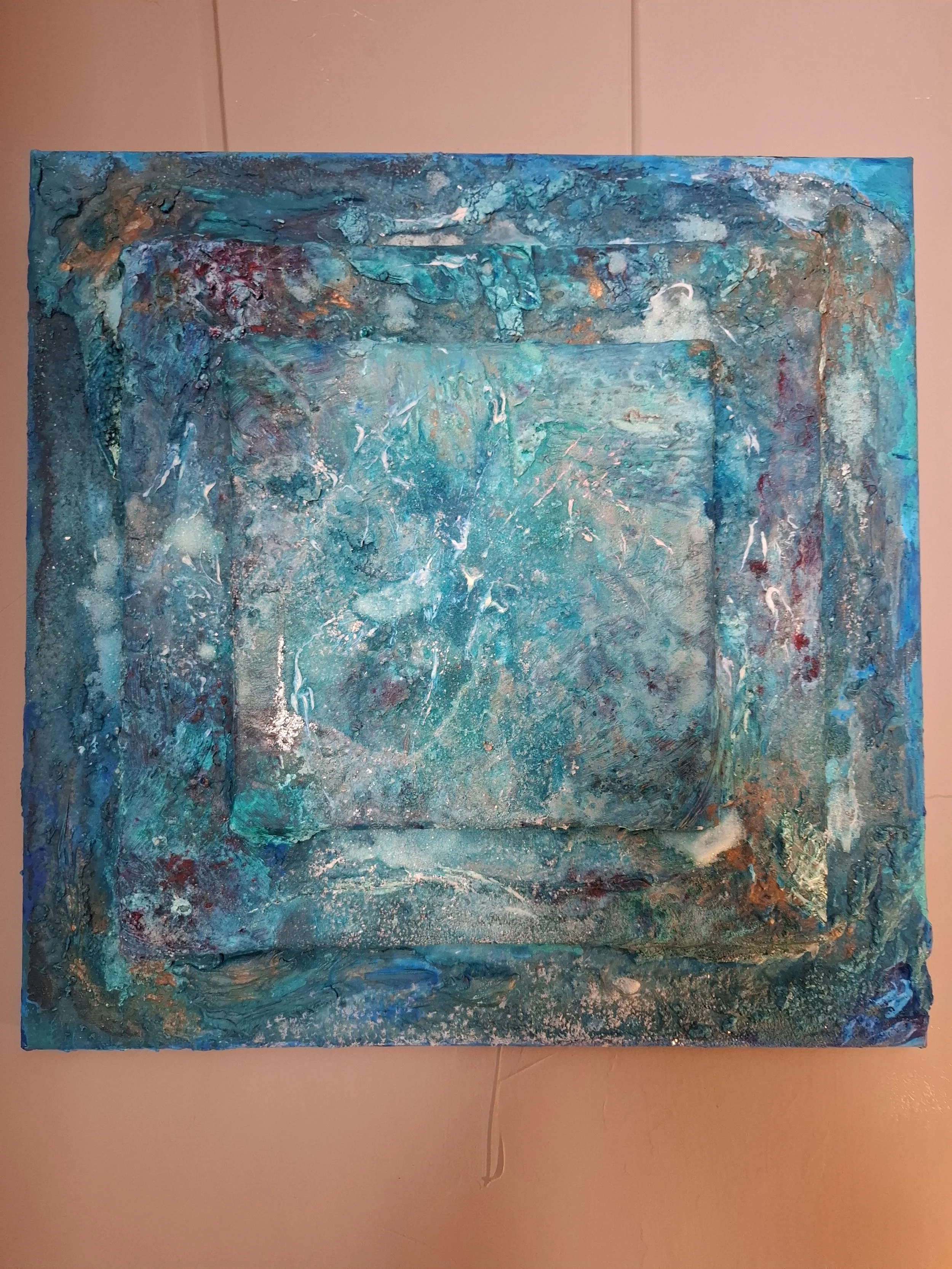 Abstraktes Gemälde in Blau- und Grüntönen mit metallic Effekten und Texturen.