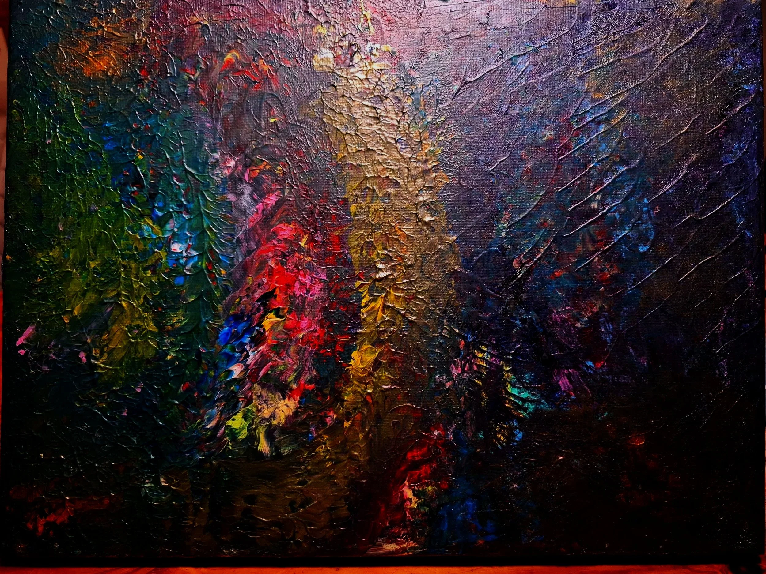 Abstraktes, farbenfrohes Gemälde mit kräftigen Pinselstrichen und lebhaften Farbtönen wie Rot, Blau, Grün und Gelb, das eine bunte, texturierte Oberfläche zeigt.