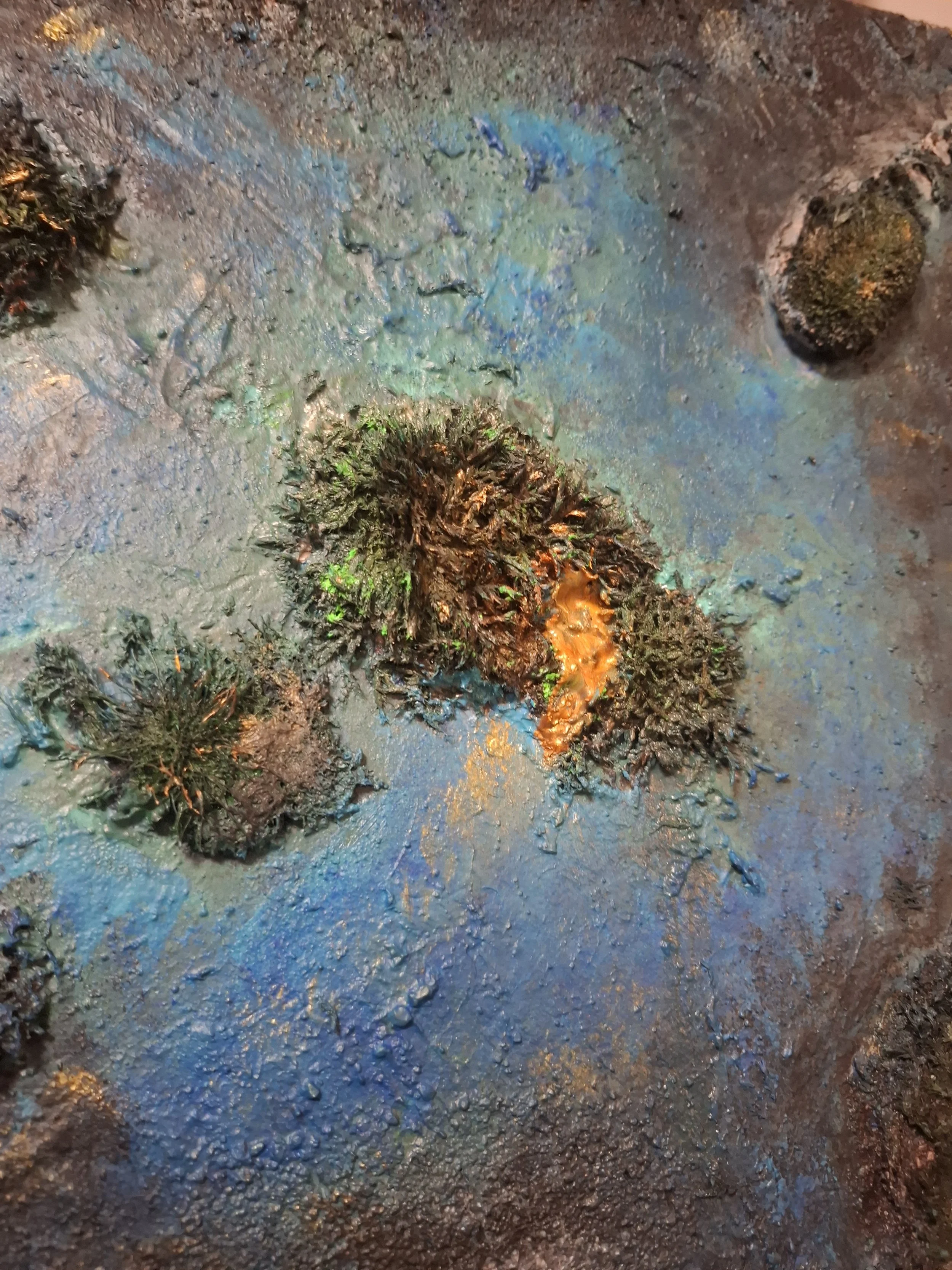 Makrofoto von einer rauen, bunten, oxidierten Metalloberfläche mit grünen, blauen und orangenen Patina- und Rostflecken.