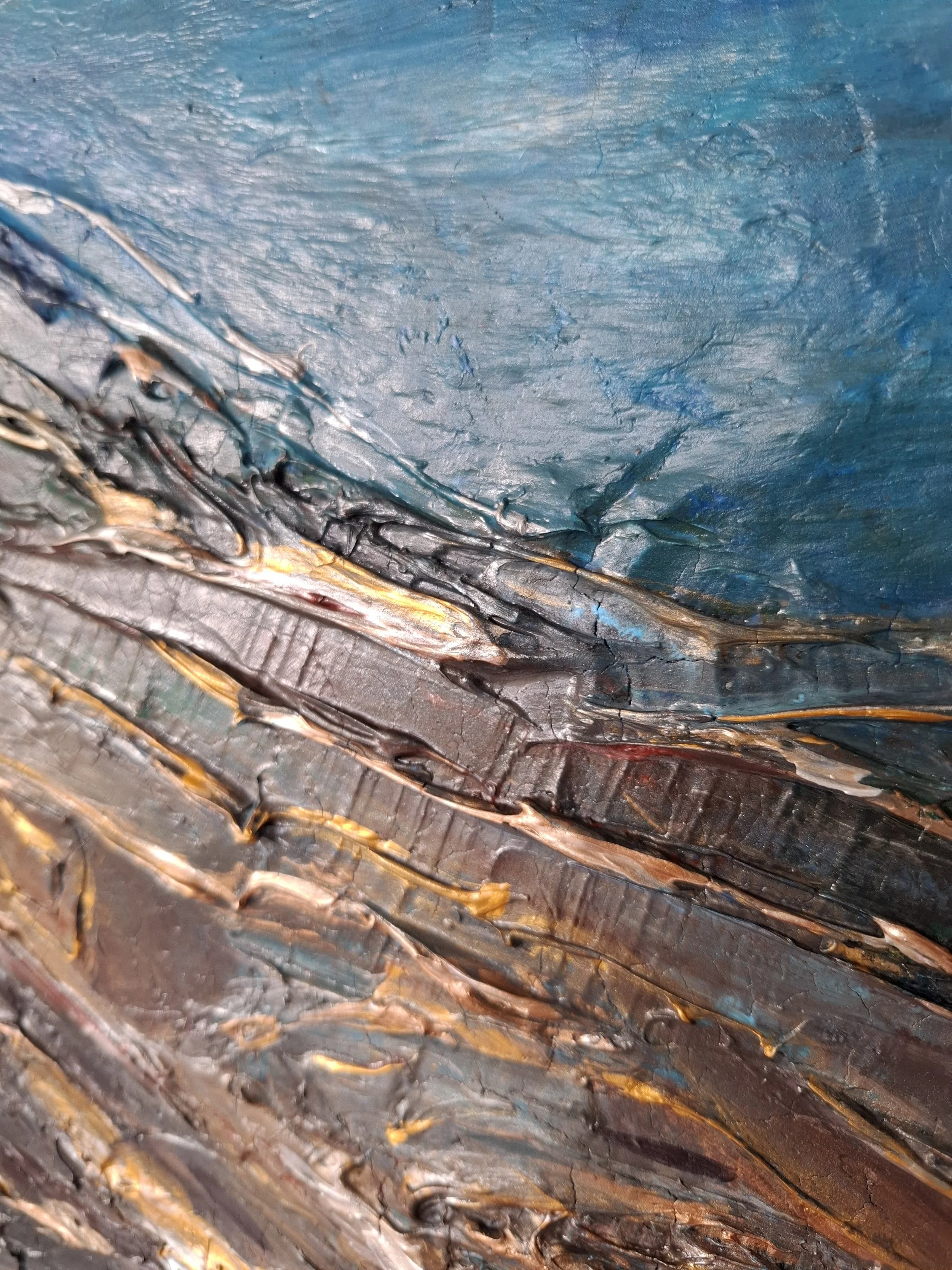 Ein detailreicher, farbiger abstrakter Gemäldeabschnitt mit dick aufgetragenen Pinselstrichen in Blau, Grau, Schwarz und Gold.