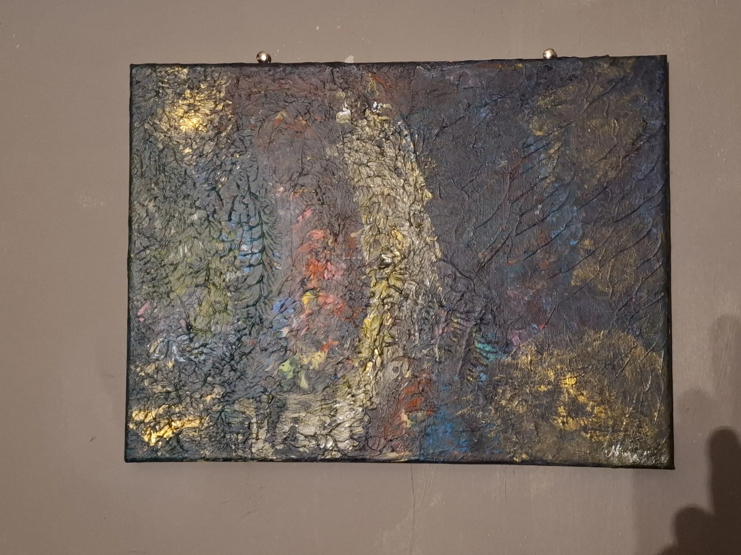 Abstraktes Gemälde mit farbigen Texturen und Linien auf einer Wand