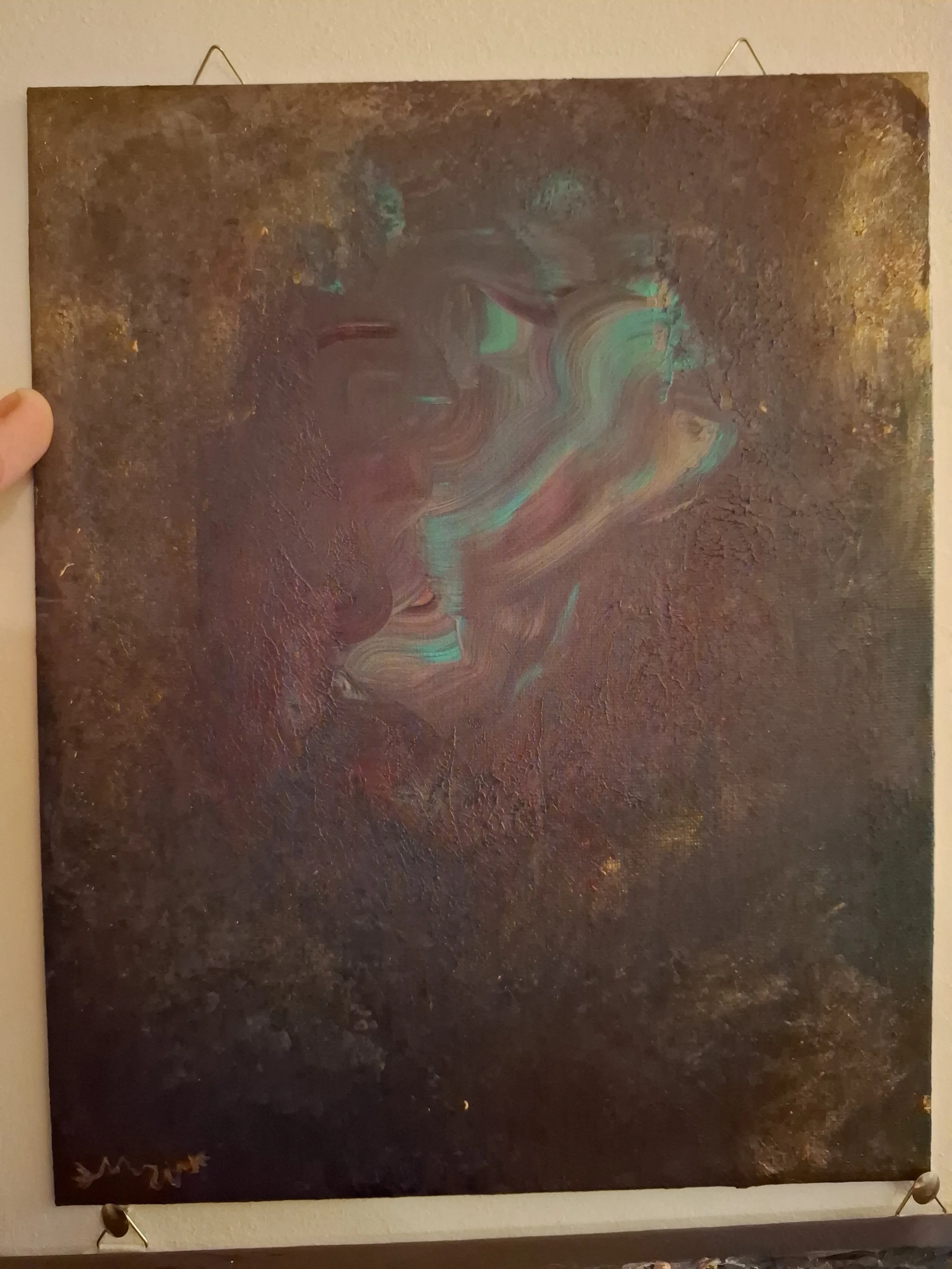 Ein abstraktes Gemälde mit wirbelnden, pastellfarbenen Linien auf einem dunklen, texturierten Hintergrund.