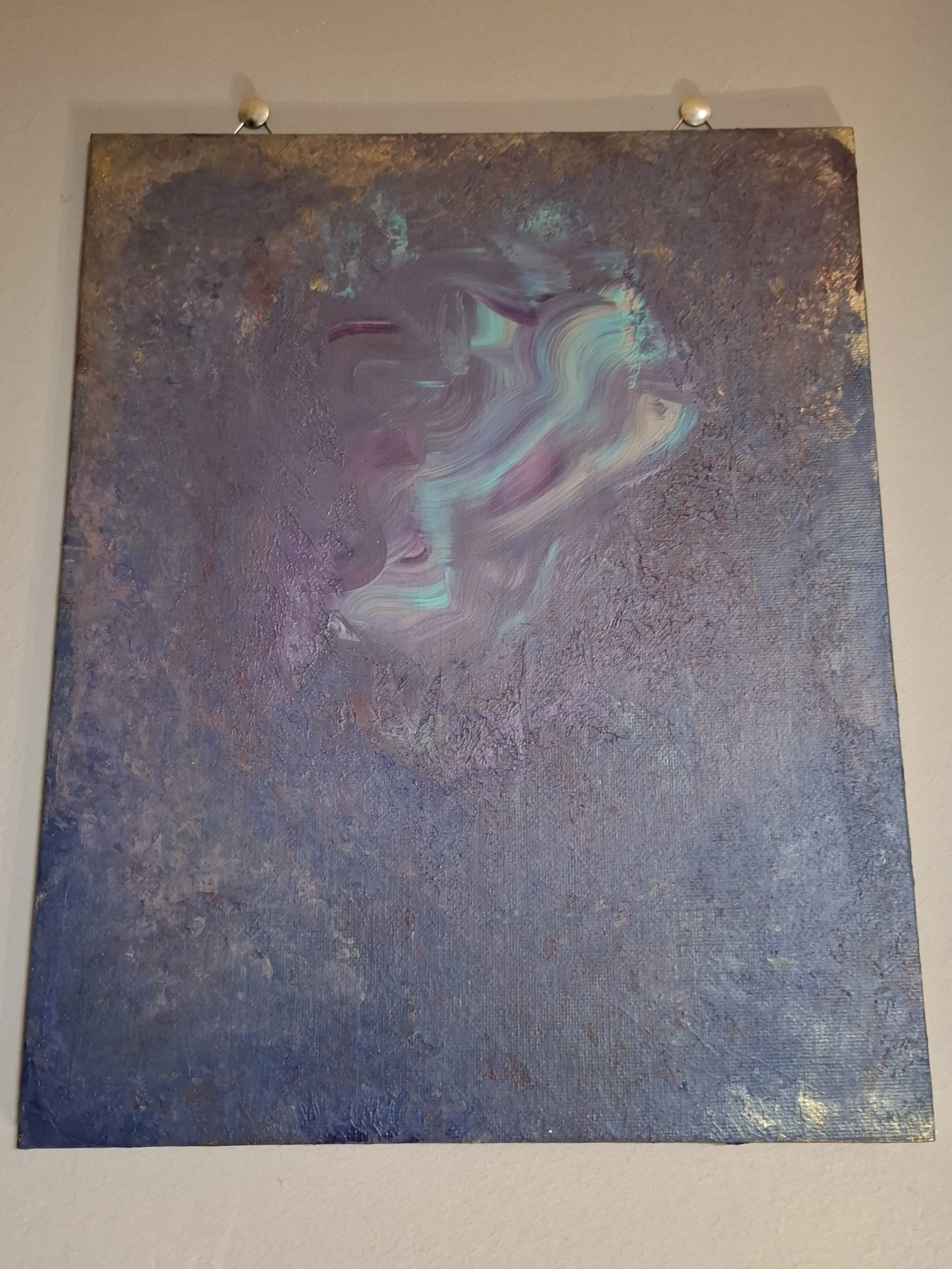 Abstraktes Gemälde mit schimmernden, mehrfarbigen, verwobenen Mustern auf einer Textur, umgeben von einem kupferfarbenen Rand, an einer Wand aufgehängt.