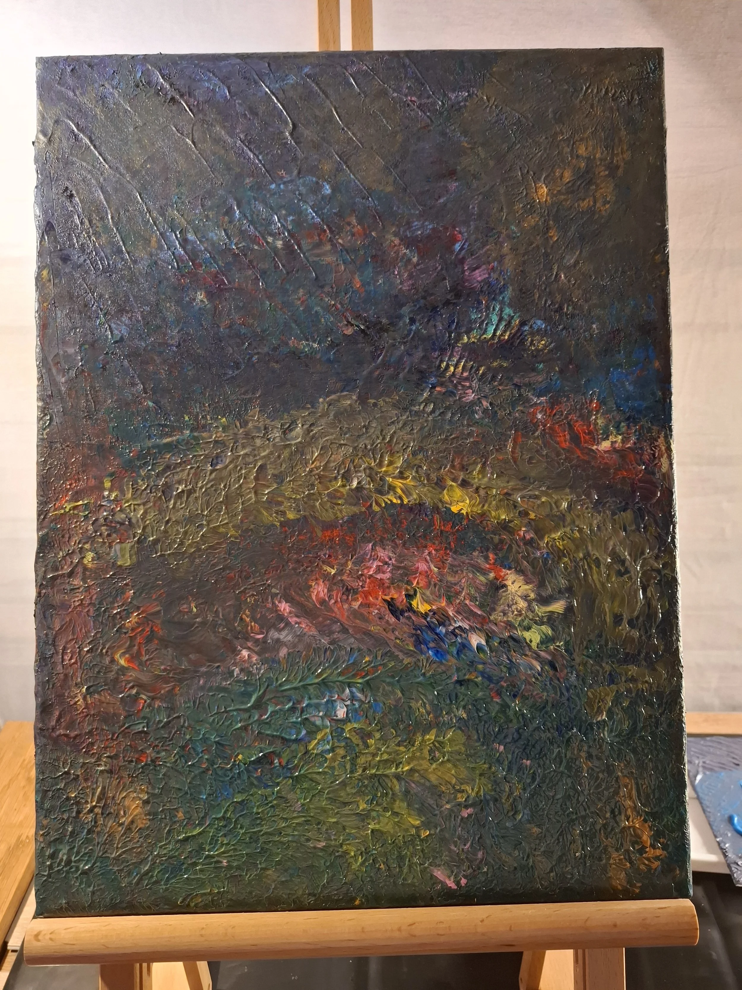 Ein abstraktes, auf meinem Kunstseitenbrett gemaltes Gemälde mit dicken, strukturierte Pinselstriche in dunklen, lebendigen Farben