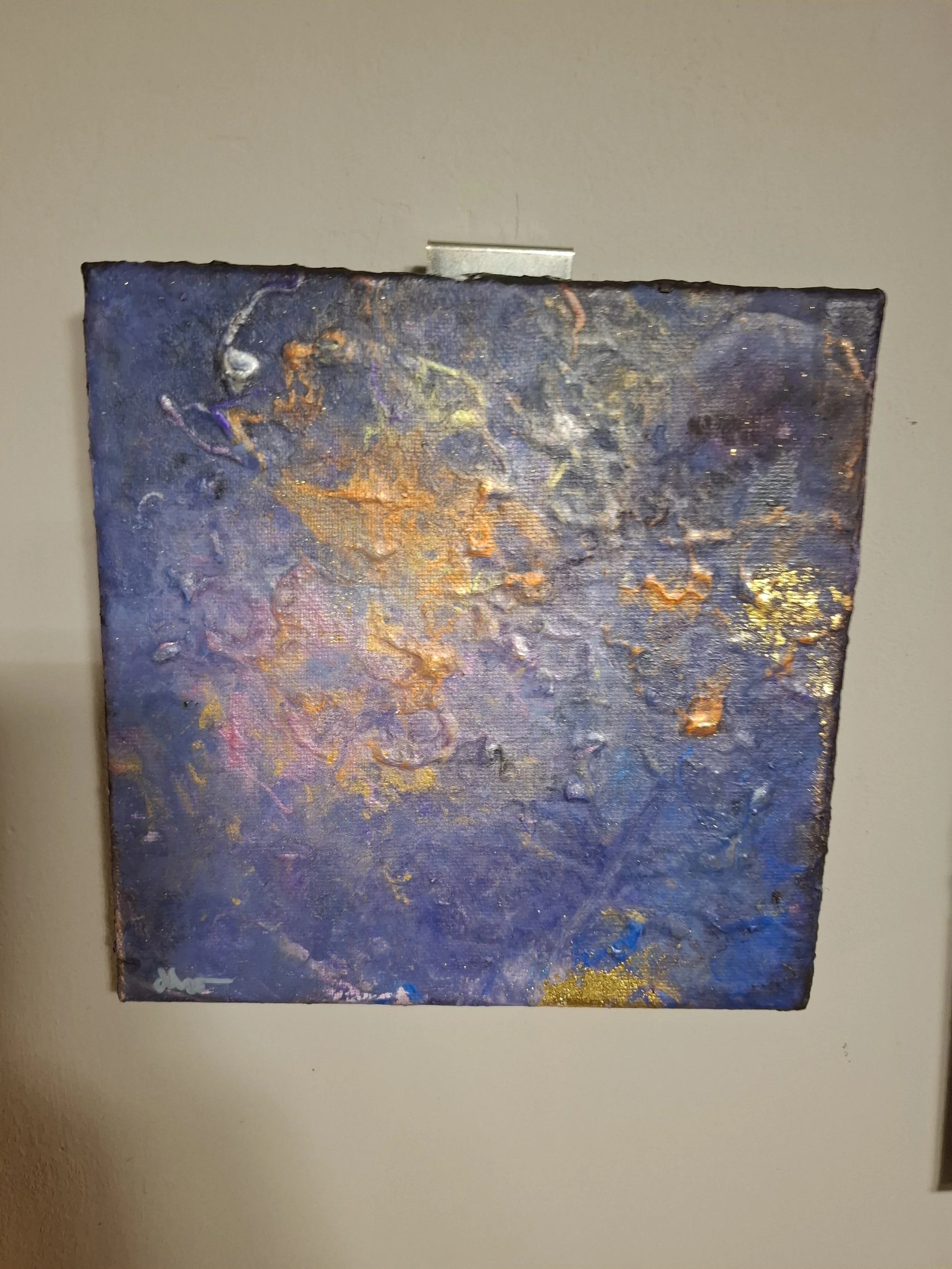 Abstraktes Gemälde mit Blau, Gold und lila Tönen