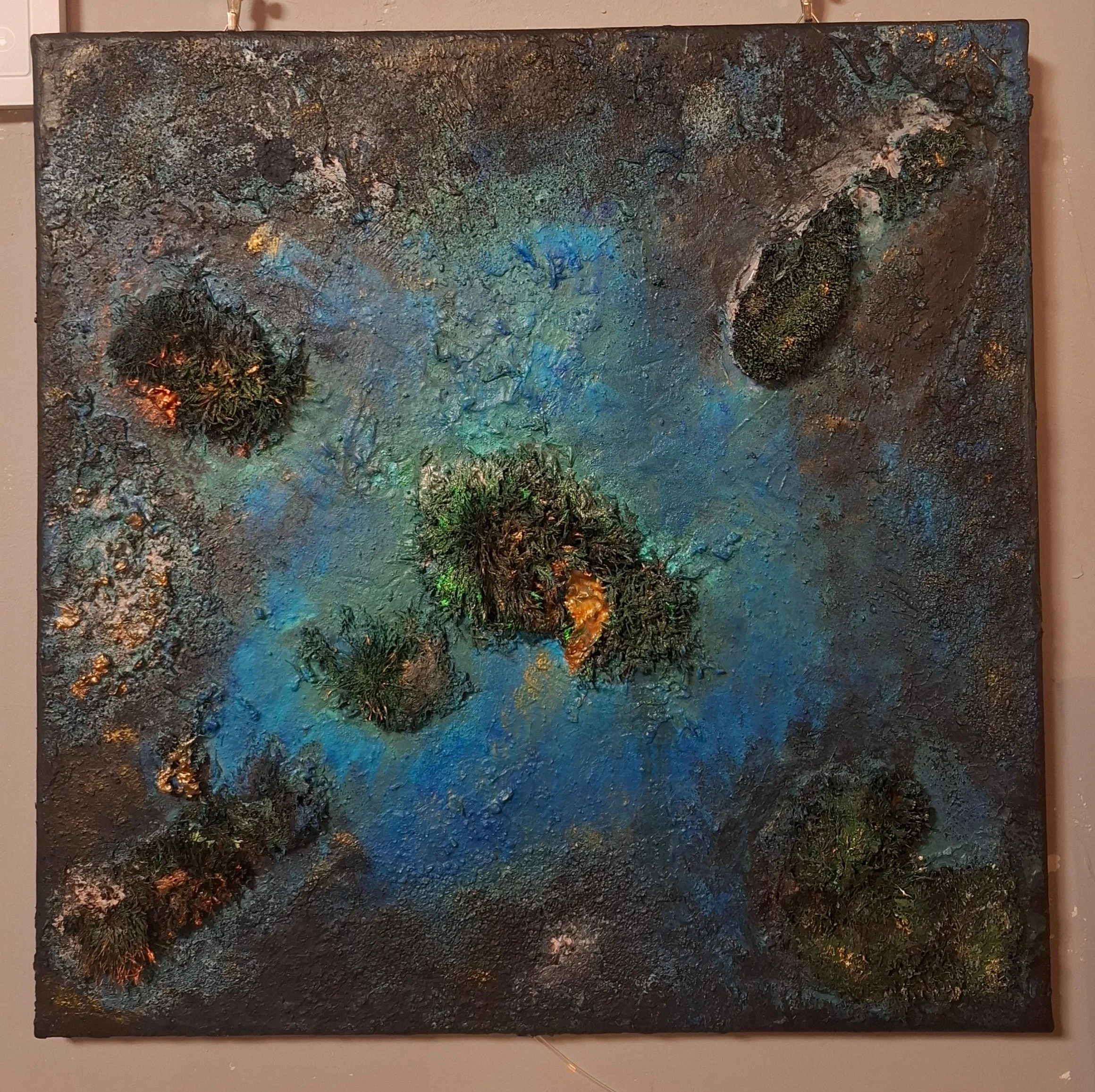 Abstraktes Gemälde mit dunklen, grünen, blauen und goldenen Texturen und drei hervorstehenden, moosartigen Strukturen.