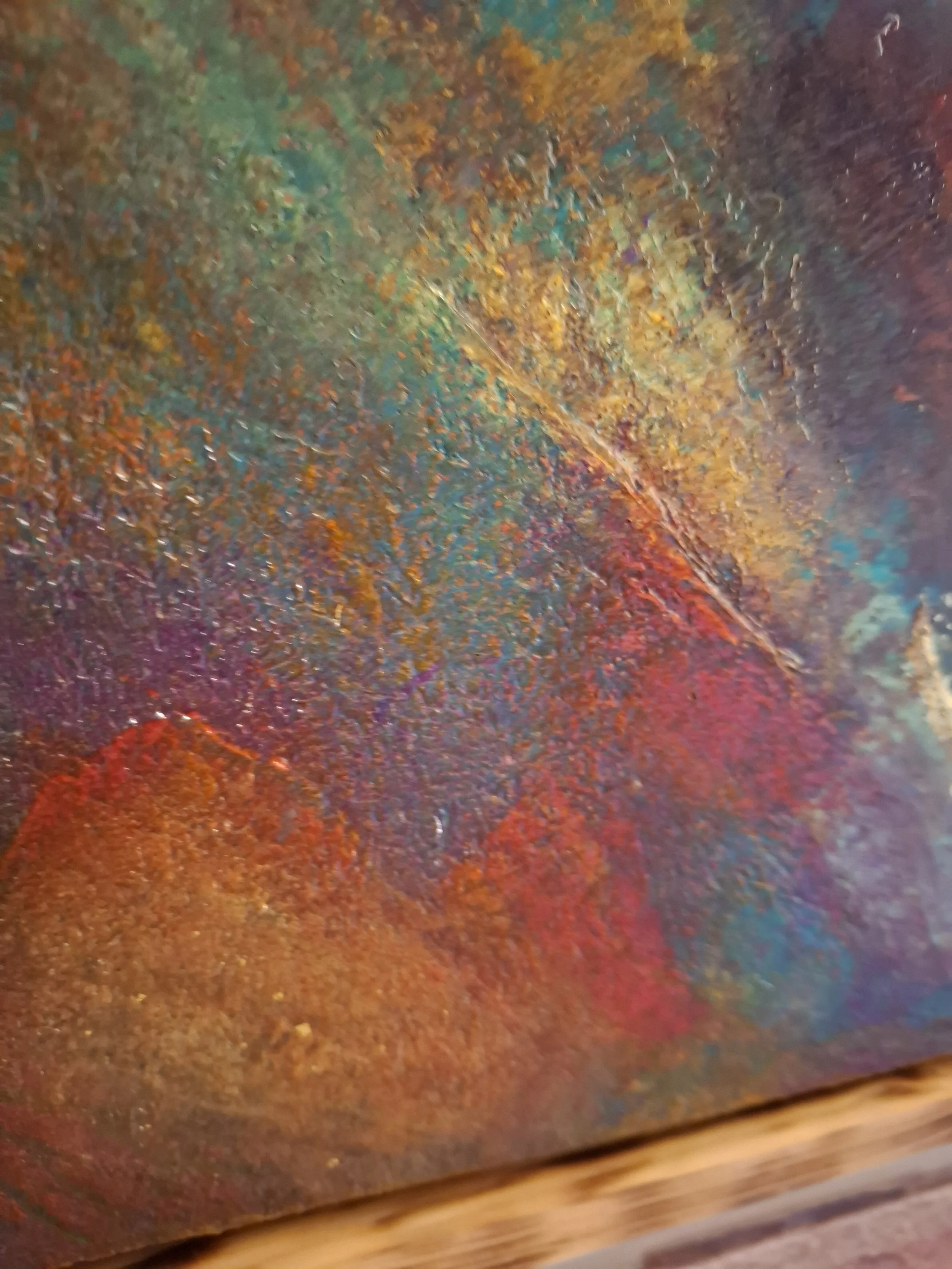 Abstractes Gemälde mit bunten Farben und strukturierter Oberfläche.