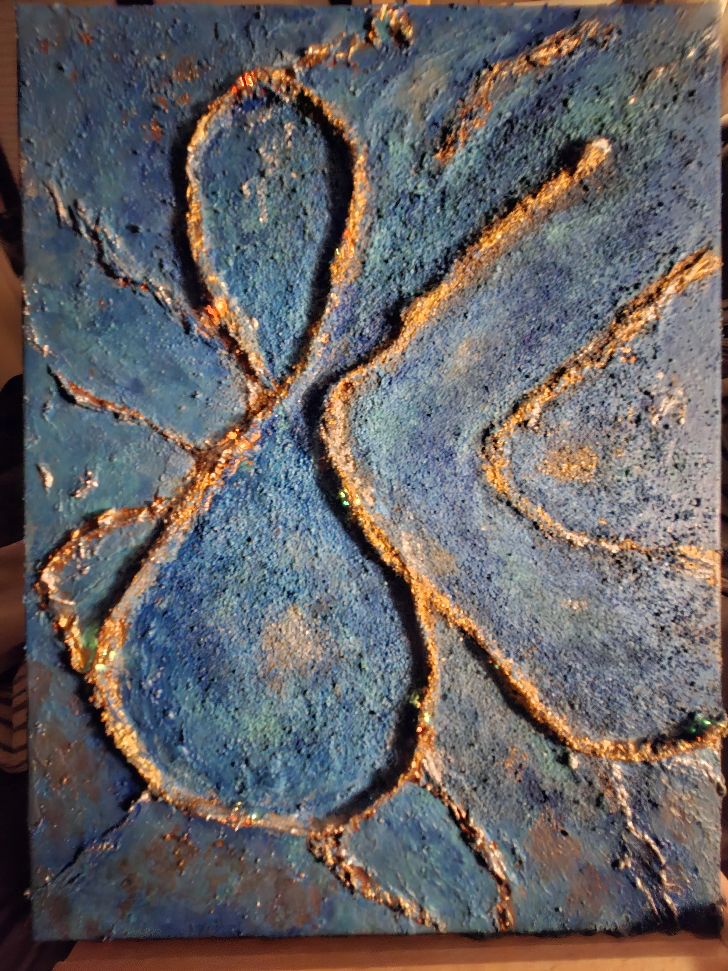 Abstraktes Gemälde einer Schmetterlingsskizze mit blauen und goldenen Akzenten.