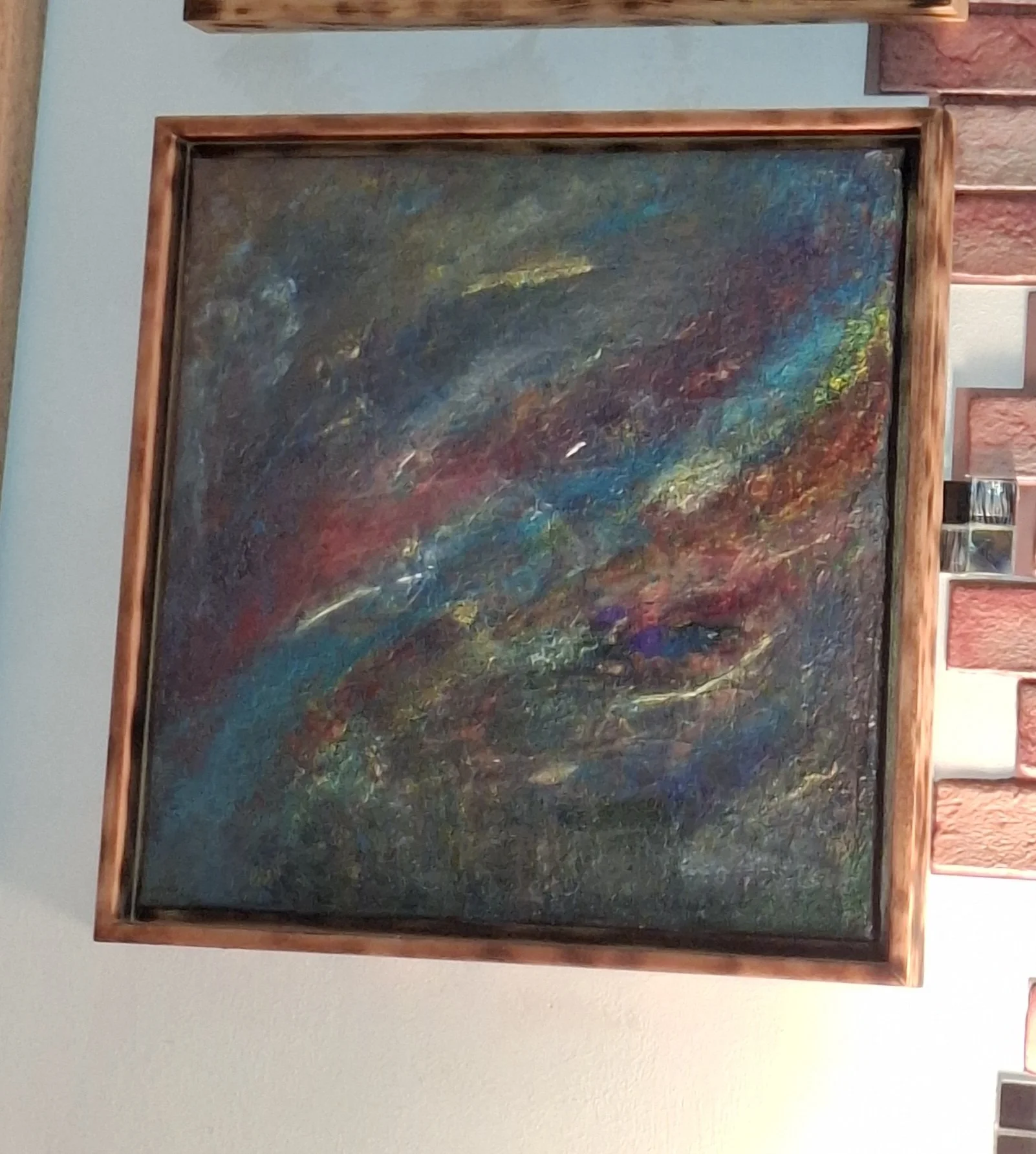 Abstraktes Gemälde mit bunten, zarten Farben in einem Holzrahmen