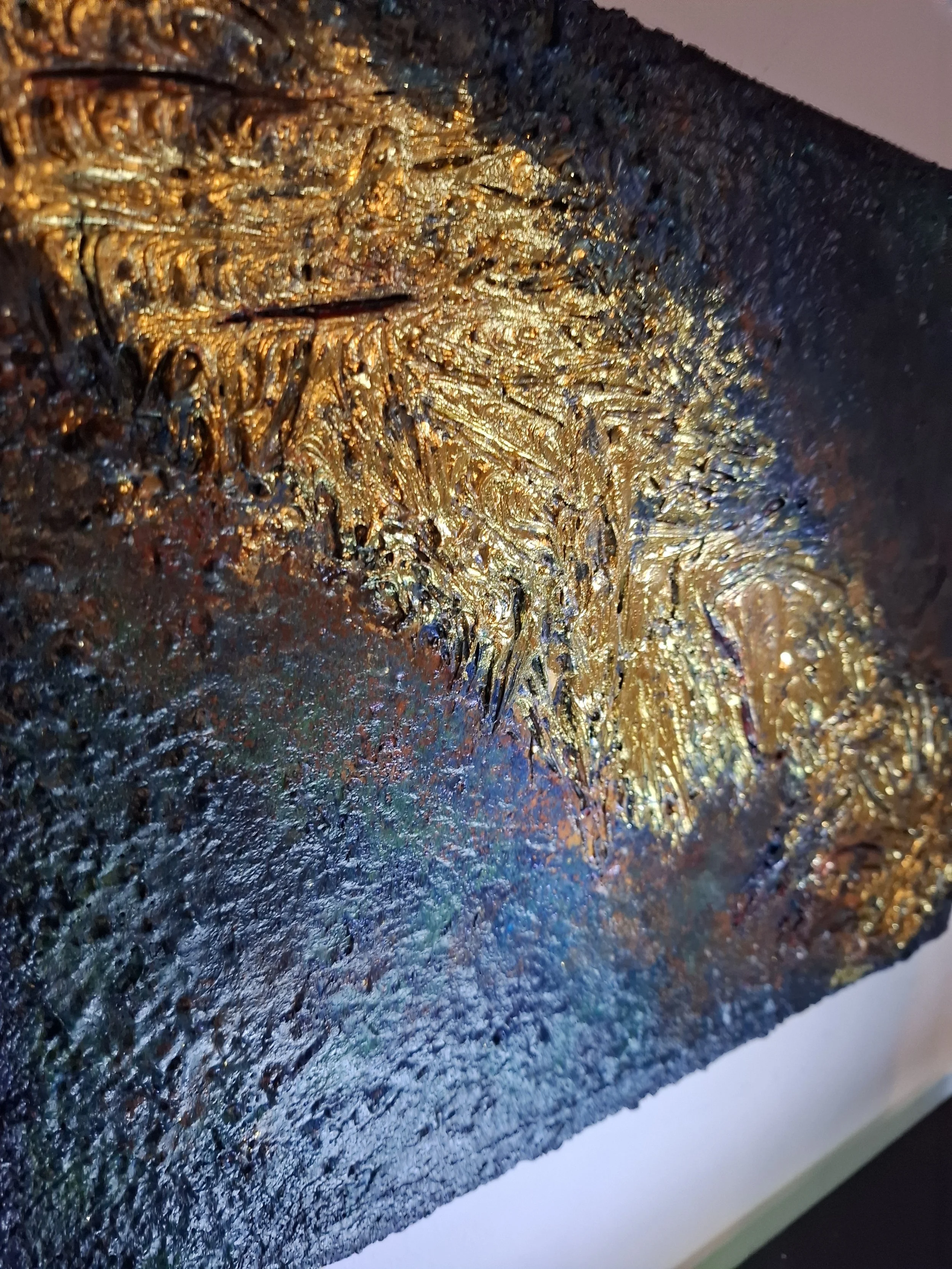 Abstrakte Kunst mit goldenen, schwarzen und bunten Texturen auf Leinwand.