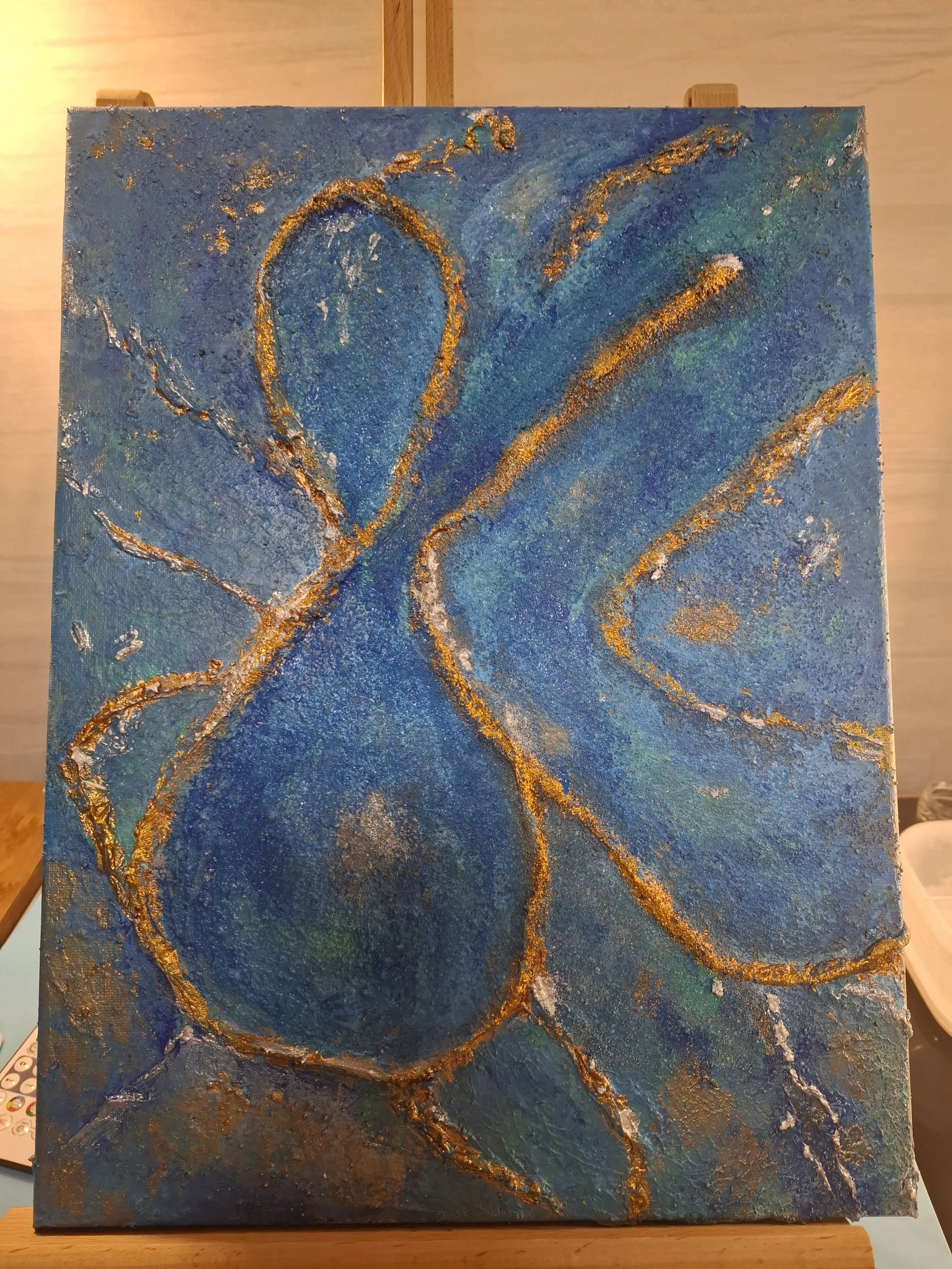 Abstraktes Gemälde in Blau- und Goldtönen, mit Linien und Formen, die an eine Uhr oder Zeitrahmen erinnern.