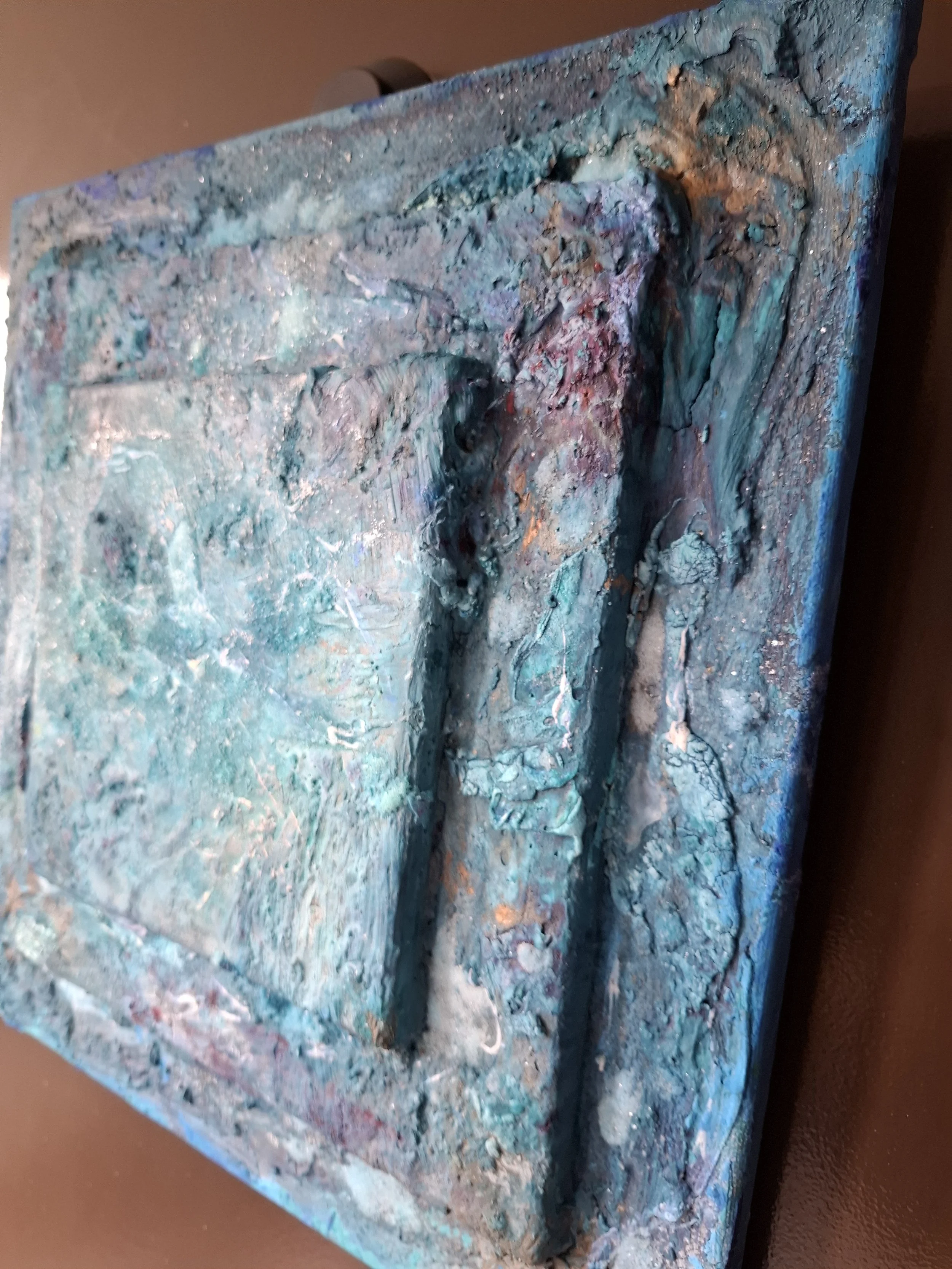 Abstraktes, textured Gemälde in Blau- und Erdtönen mit vertikalen Linien und 3D-Elementen.